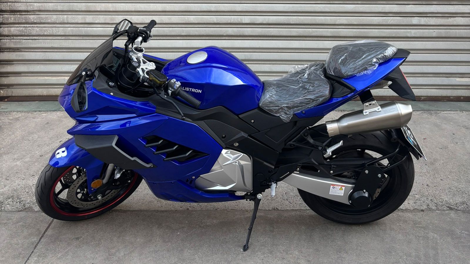 Η σιλουέτα του εντυπωσιάζει από απόσταση, ενώ η απόδοσή του συνοδεύεται από μεγάλη αυτονομία και προηγμένο τεχνολογικό υπόβαθρο.