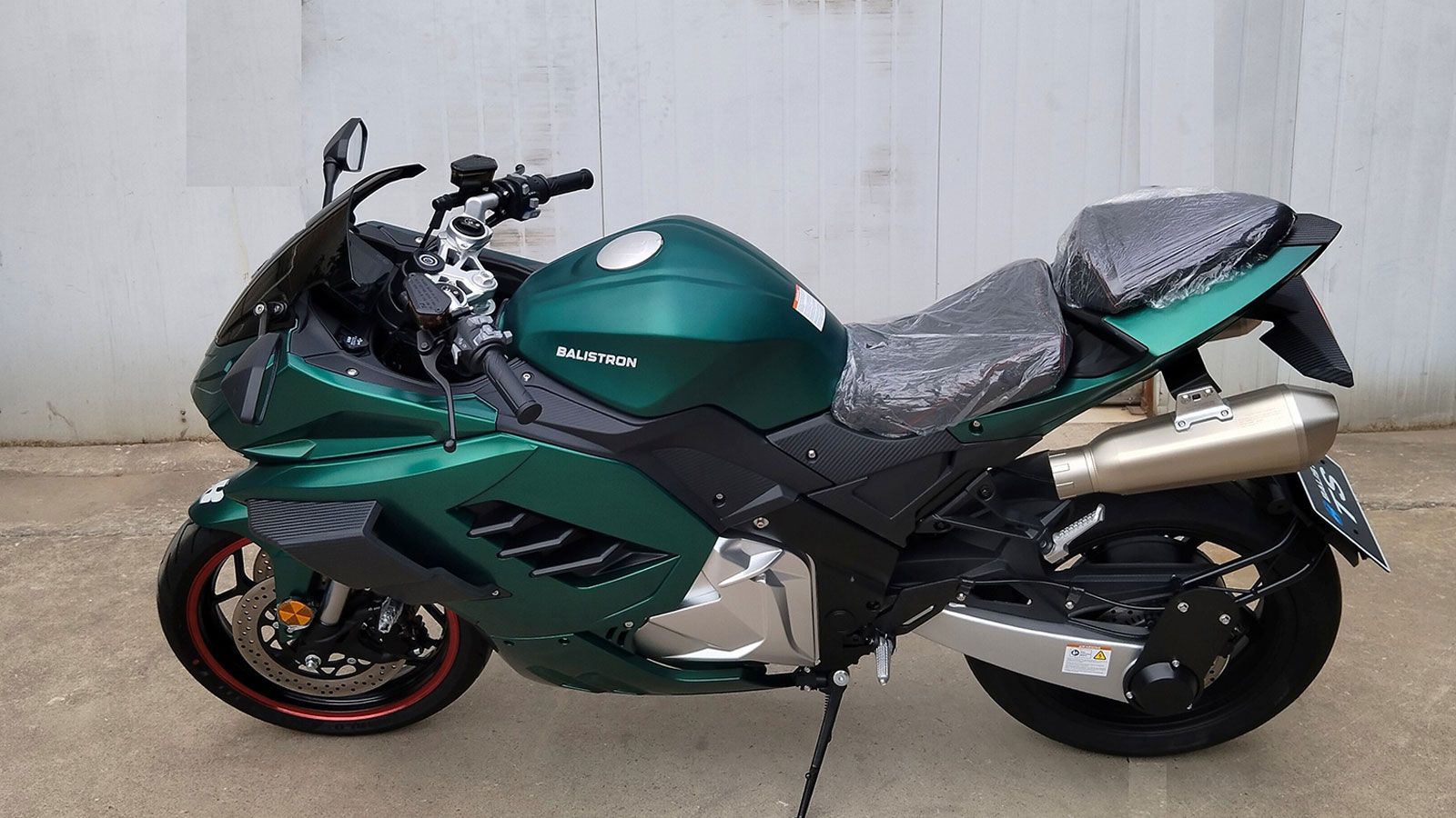 ο μοντέλο αυτό φέρει όλα τα στοιχεία μιας premium ηλεκτρικής μοτοσυκλέτας σχεδιασμένης για την καθημερινότητα αλλά και τη βιτρίνα του αύριο.
