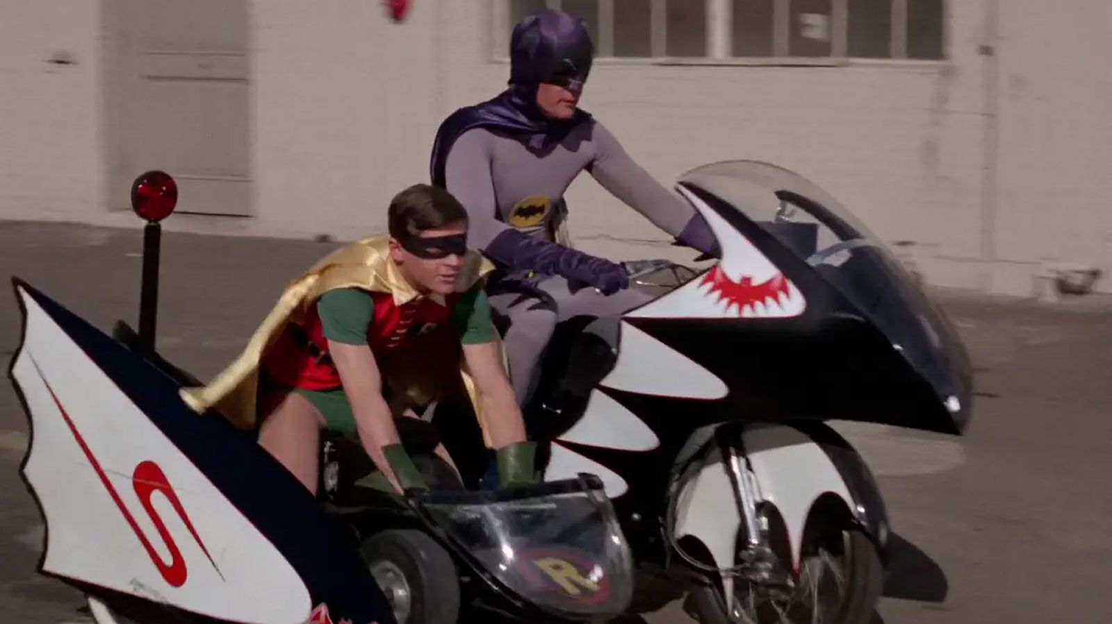 Όλοι μιλούν για το Batmobile, αλλά η αλήθεια είναι ότι ο Batman είχε κι ένα ακόμα όπλο με δύο τροχούς. Το 1966, στην πρώτη κινηματογραφική ταινία του 