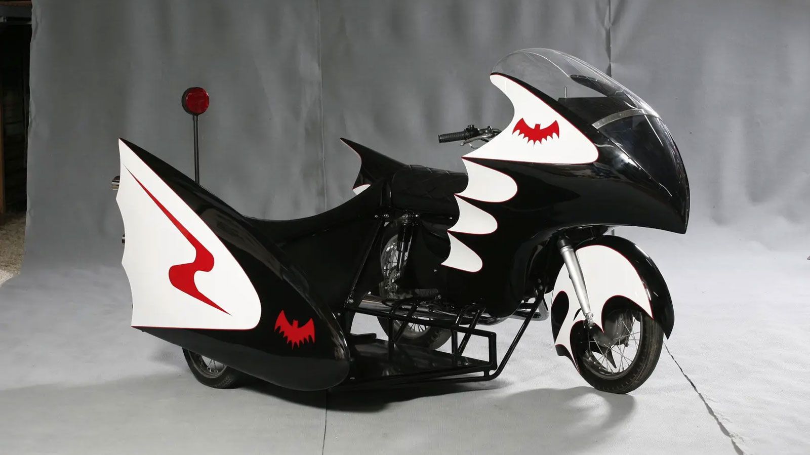  Η Fox είχε σκεφτεί να χρησιμοποιήσει μια Harley-Davidson, αλλά το βάρος και η αργή της απόδοση την έκαναν ακατάλληλη για σκηνές δράσης. 