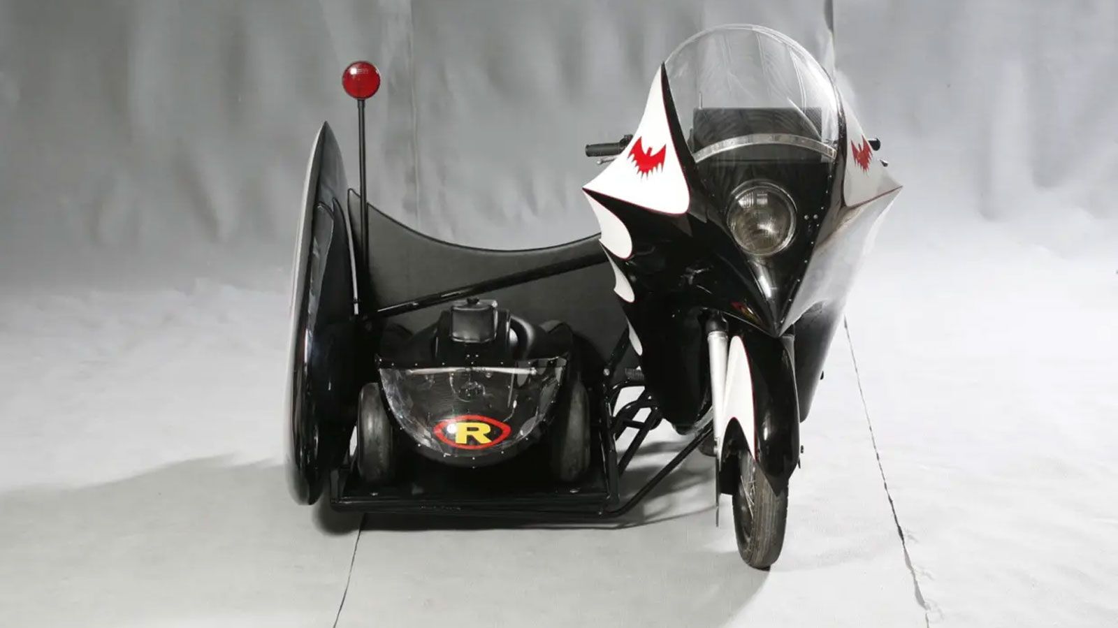 Έτσι ο αναβάτης Dan Magiera συνεργάστηκε με τον καλλιτέχνη Tom Daniels και δημιούργησαν μια custom μοτοσυκλέτα βασισμένη σε μια μαύρη Yamaha 250 κ.εκ.