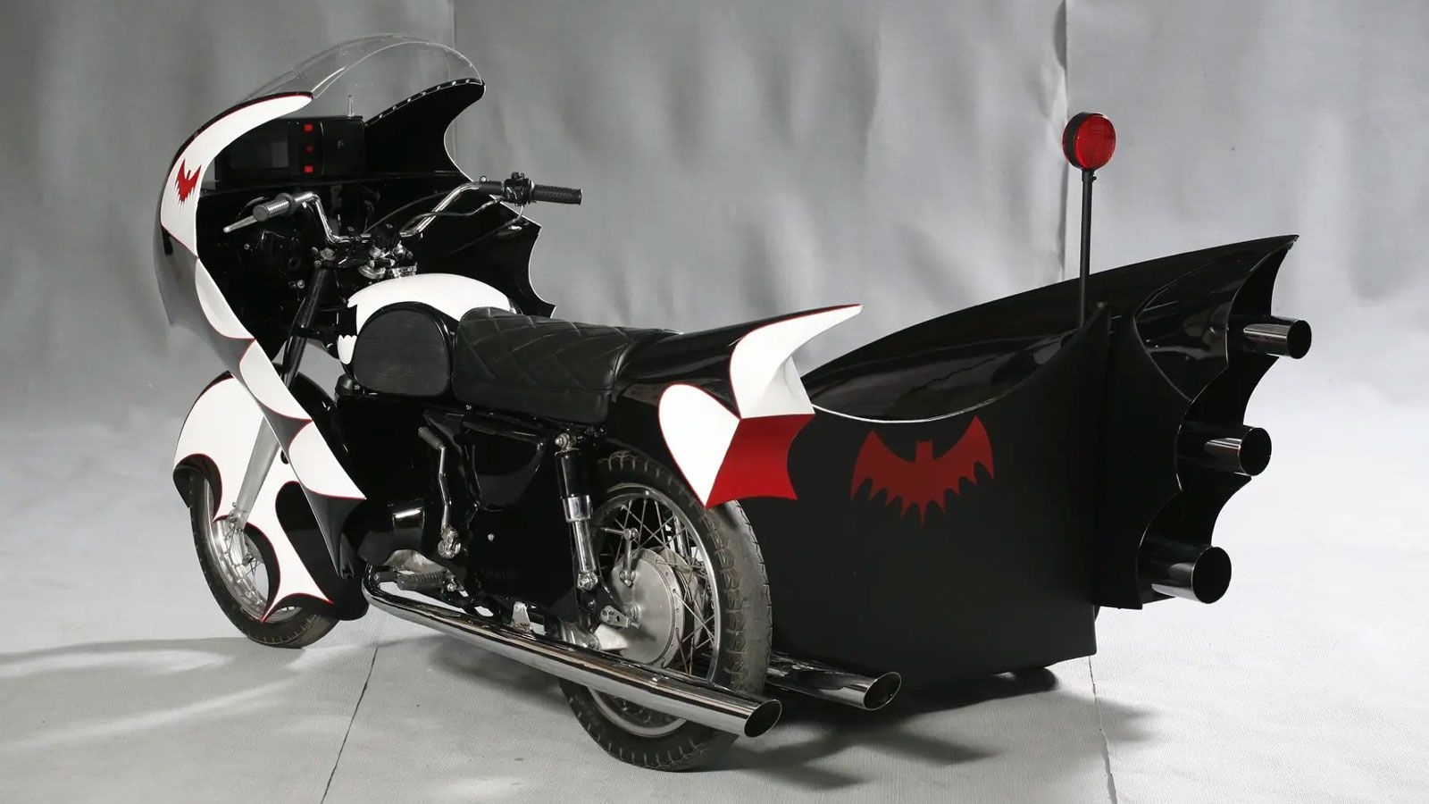 Το αποτέλεσμα ήταν μια μηχανή που όχι μόνο έγραψε ιστορία στην ταινία, αλλά έγινε και βασικό κομμάτι της τηλεοπτικής σειράς Batman, πάντα με το χαρακτ