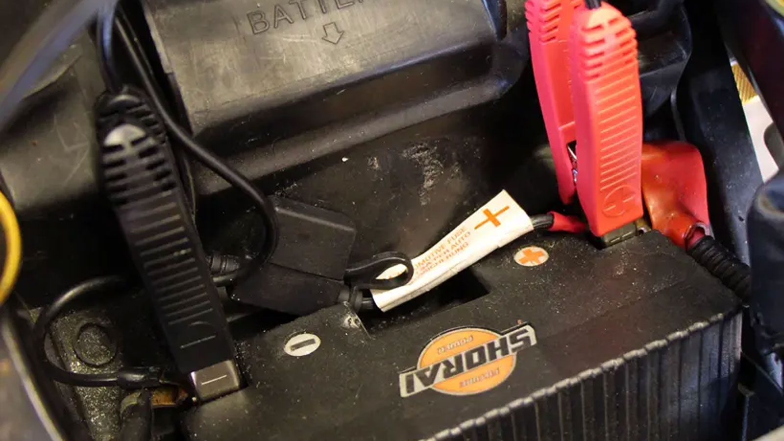 Το μυστικό για να μη σε προδώσει ποτέ η μπαταρία σου είναι η πρόληψη.
Φρόντιζε να είναι πάντα πλήρως φορτισμένη — μόνο έτσι δεν φθείρεται πρόωρ