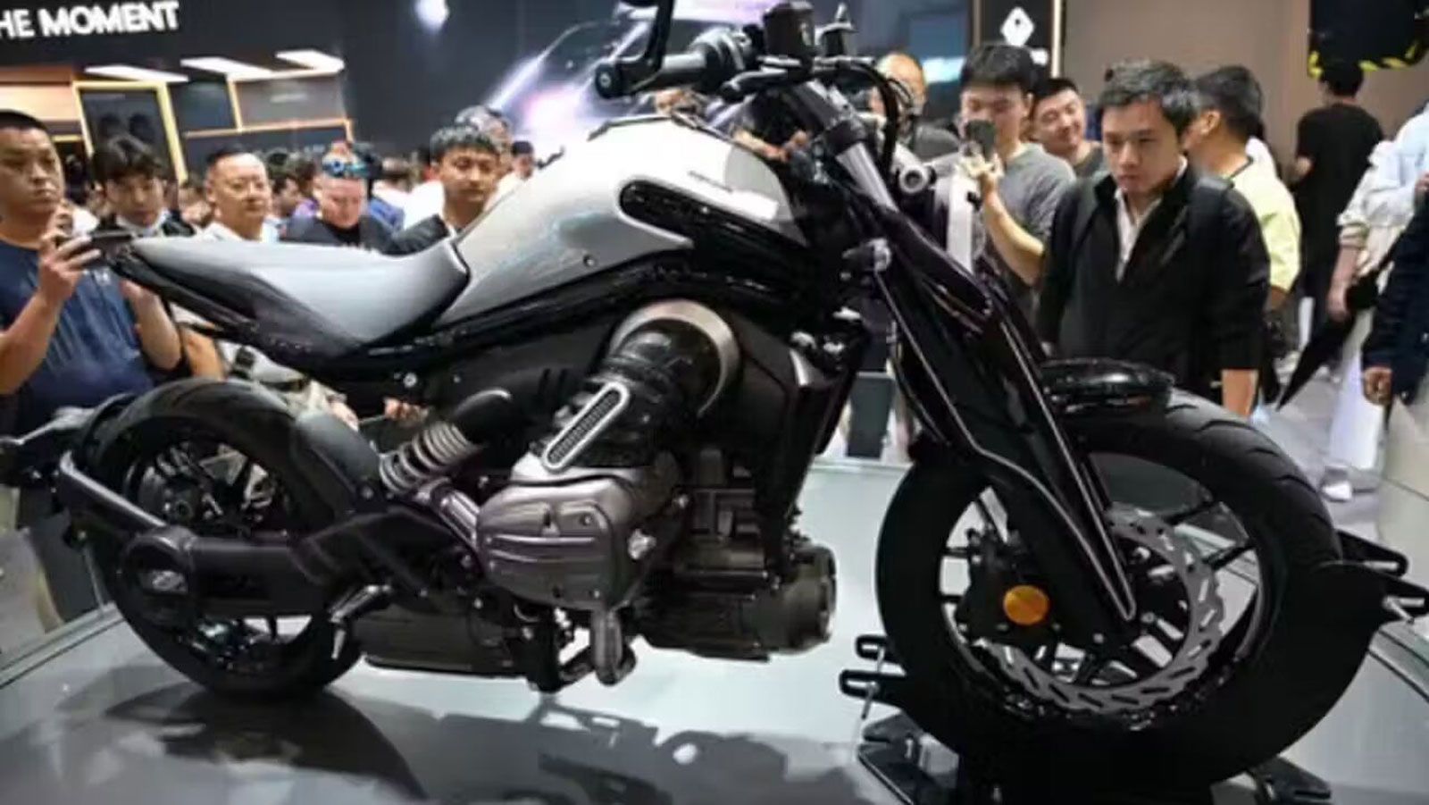 Στην καρδιά της βρίσκεται ένας δικύλινδρος υδρόψυκτος boxer 250 κ.εκ., με εισαγωγή από πάνω και εξαγωγή από κάτω, σχεδιαστική λογική που θυμίζει τη BM