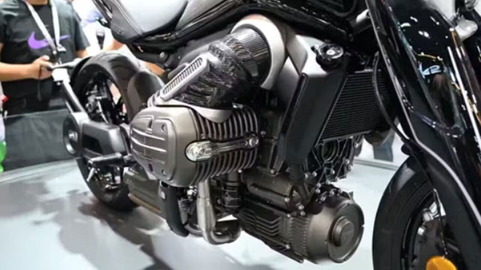  Η ισχύς του φτάνει τους 30 ίππους, με DOHC διάταξη, αλλά η πραγματική καινοτομία βρίσκεται στο ηλεκτρικό του ταίρι: Ένας πρόσθετος ηλεκτροκινητήρας, 