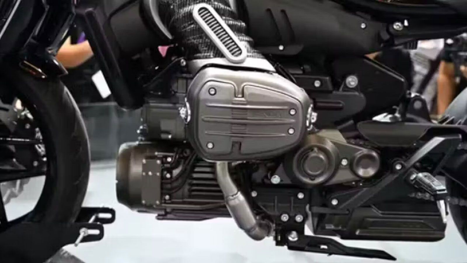 Η εταιρεία αναφέρει εντυπωσιακή επιτάχυνση, με το 0–100 km/h να ολοκληρώνεται σε μόλις τρία δευτερόλεπτα. Έτσι, η μικρή σε κυβισμό μοτοσυκλέτα κ