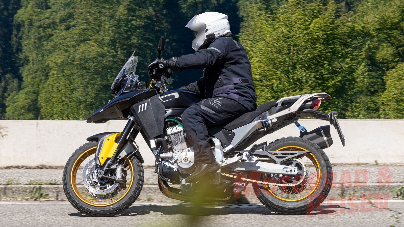 Μετά από μια δεκαετία, η Benelli επαναφέρει τρικύλινδρο κινητήρα στη γκάμα της. Το νέο TreK βρίσκεται ήδη σε φάση δοκιμών γύρω από το Pesaro, αποτελών