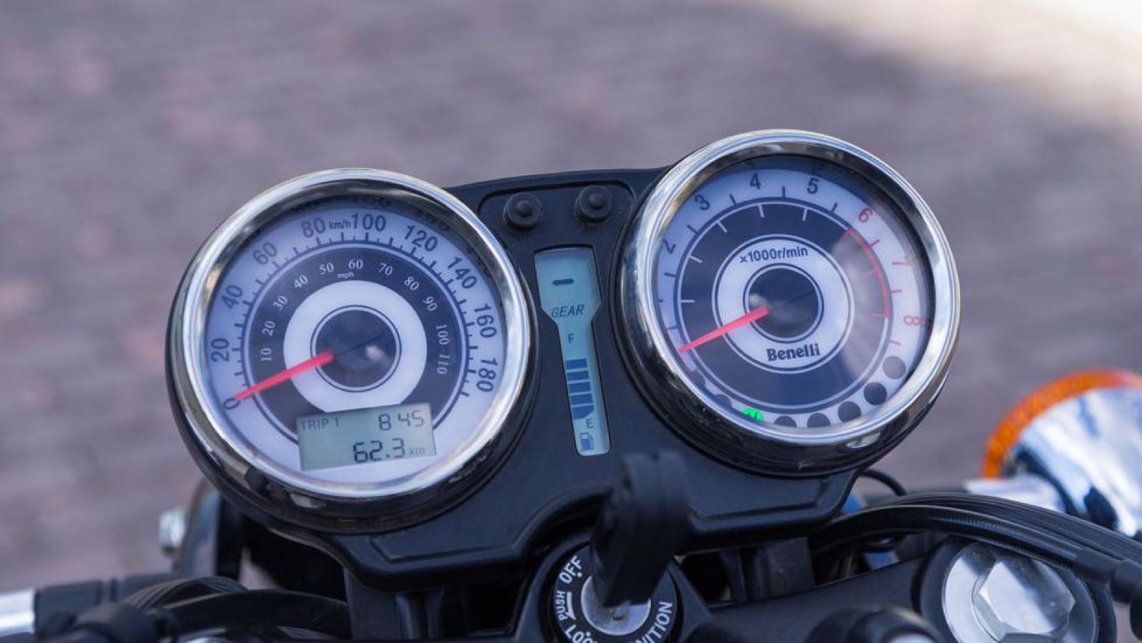 Κλασικά όργανα «ρολόγια» με σύγχρονες πινελιές, όπως ένδειξη σχέσης κιβωτίου.