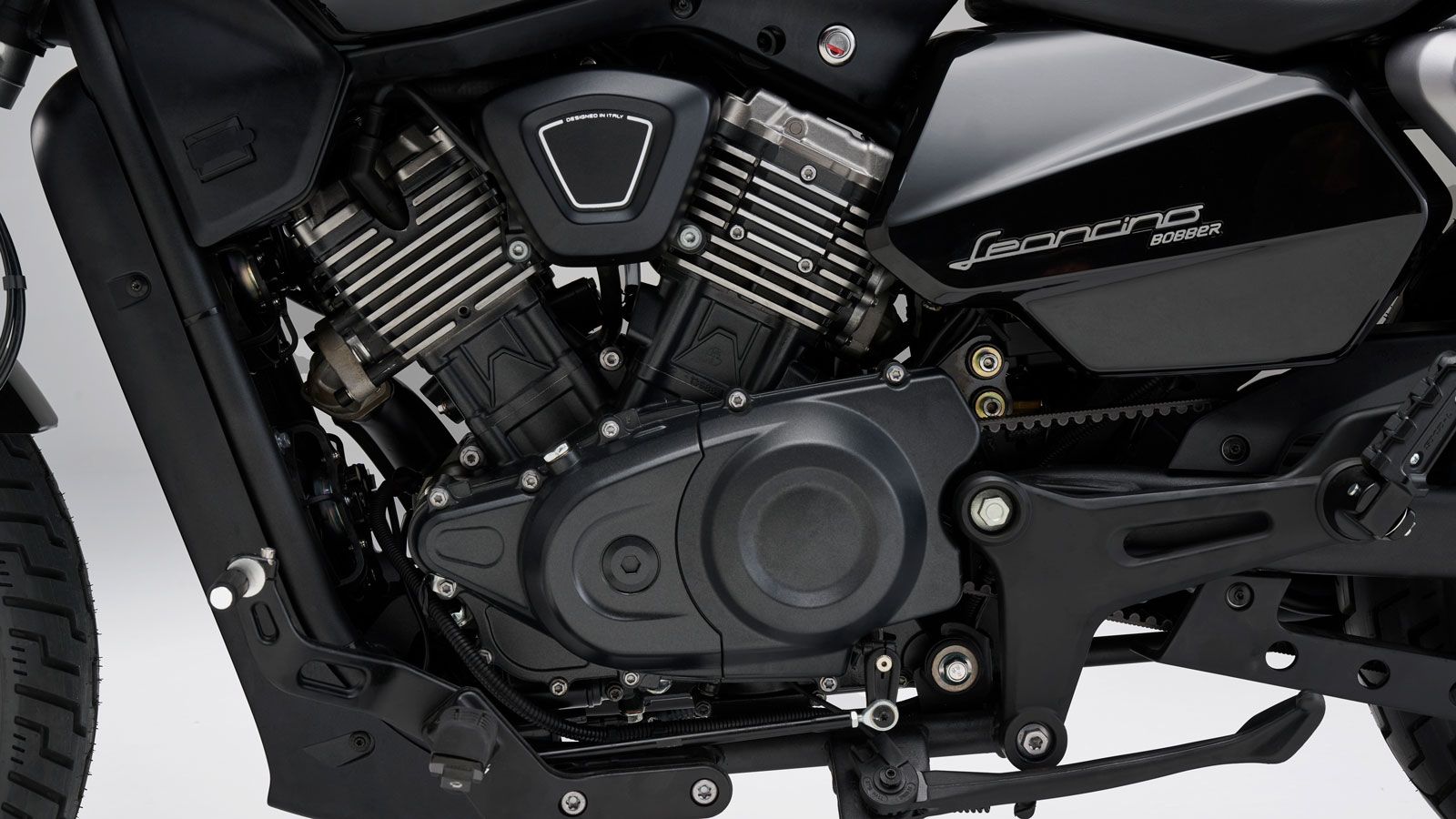 Το νέο μοντέλο τροφοδοτείται από έναν ολοκαίνουργιο V-twin κινητήρα 60°, υγρόψυκτο, με έξυπνη κάθετη τοποθέτηση του ψυγείου στο πλαίσιο. Η απόδοση φτά