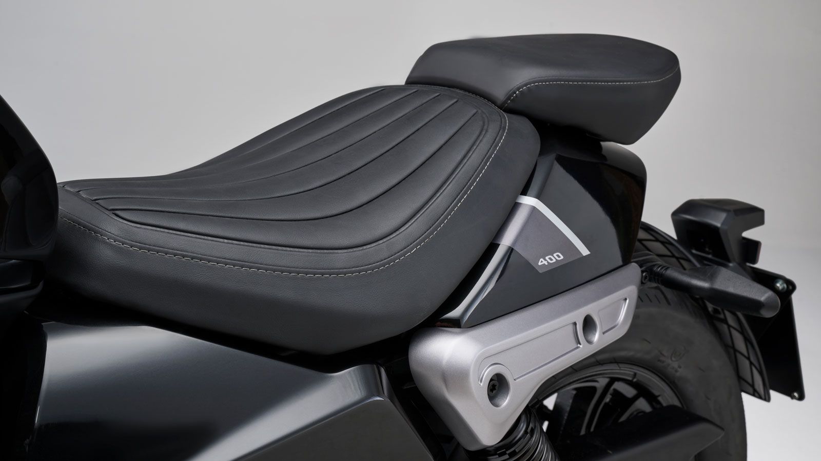 Ο συνδυασμός τεχνολογίας και παραδοσιακής custom αισθητικής δημιουργεί ένα μοντέλο που δείχνει μοντέρνο, αλλά παραμένει πιστό στην κληρονομιά της Bene