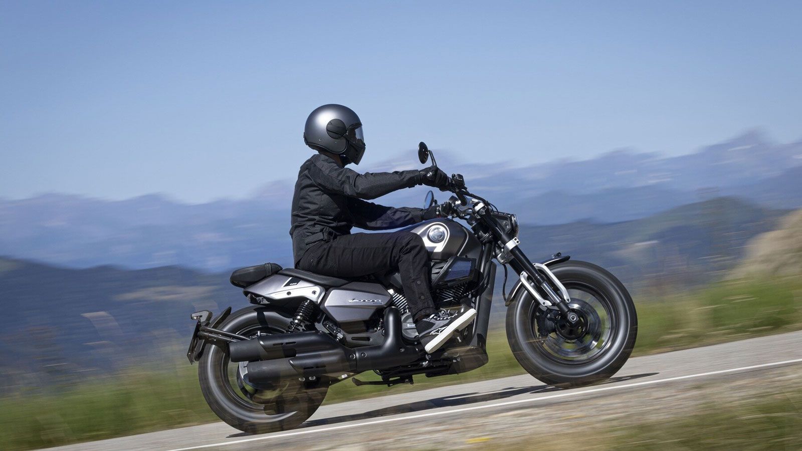 Το Benelli Leoncino Bobber 400 διατίθεται στην ελληνική αγορά σε τιμή 5.690 ευρώ, με διαθέσιμα χρώματα Desert Tan και Midnight Black, που αναδεικνύουν