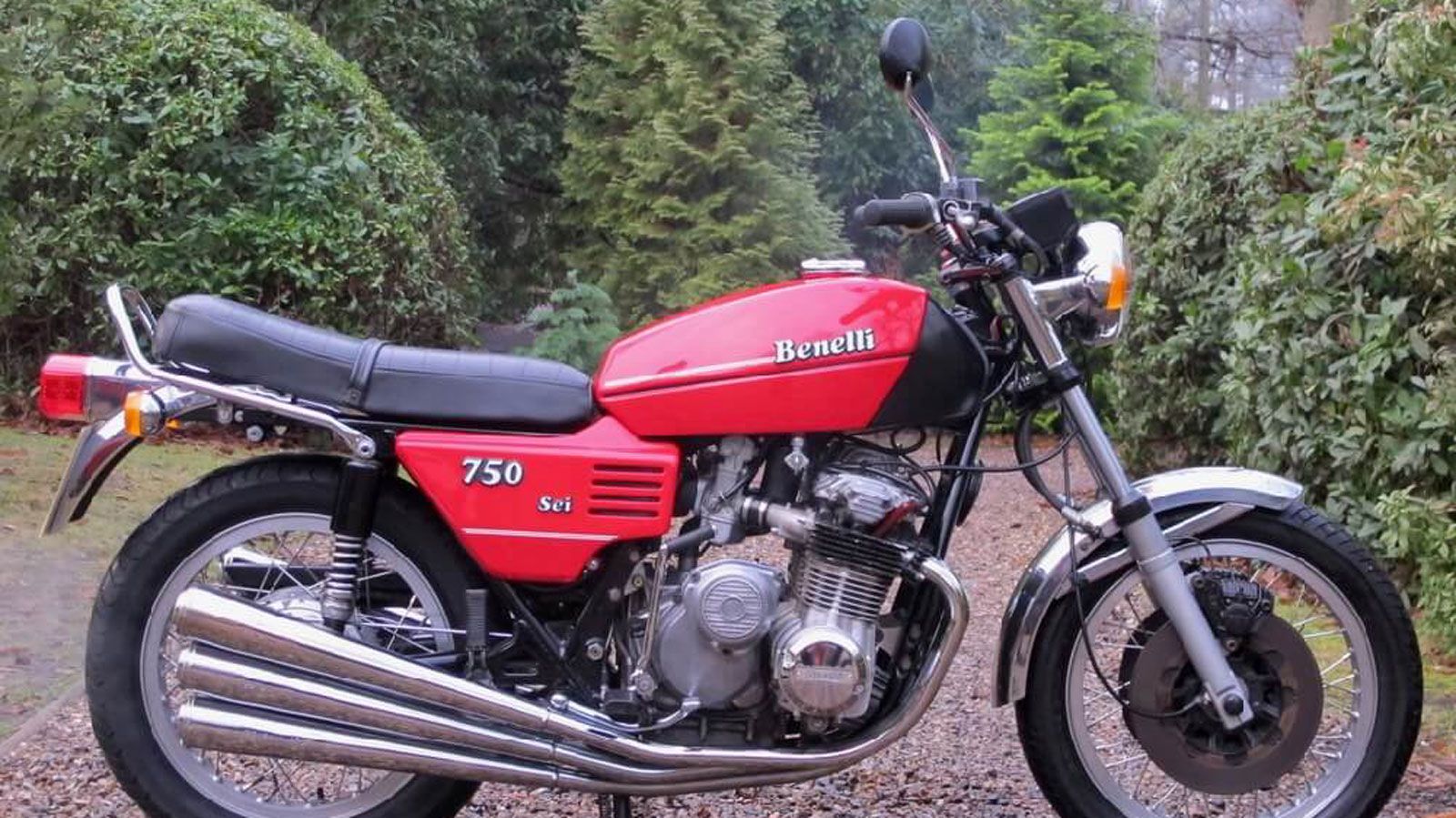 Η Benelli 750 Sei δεν μπορεί να κατανοηθεί χωρίς το πλαίσιο στο οποίο δημιουργήθηκε. Στις αρχές της δεκαετίας του 70, η ευρωπαϊκή μοτοβιομηχανία δεχότ