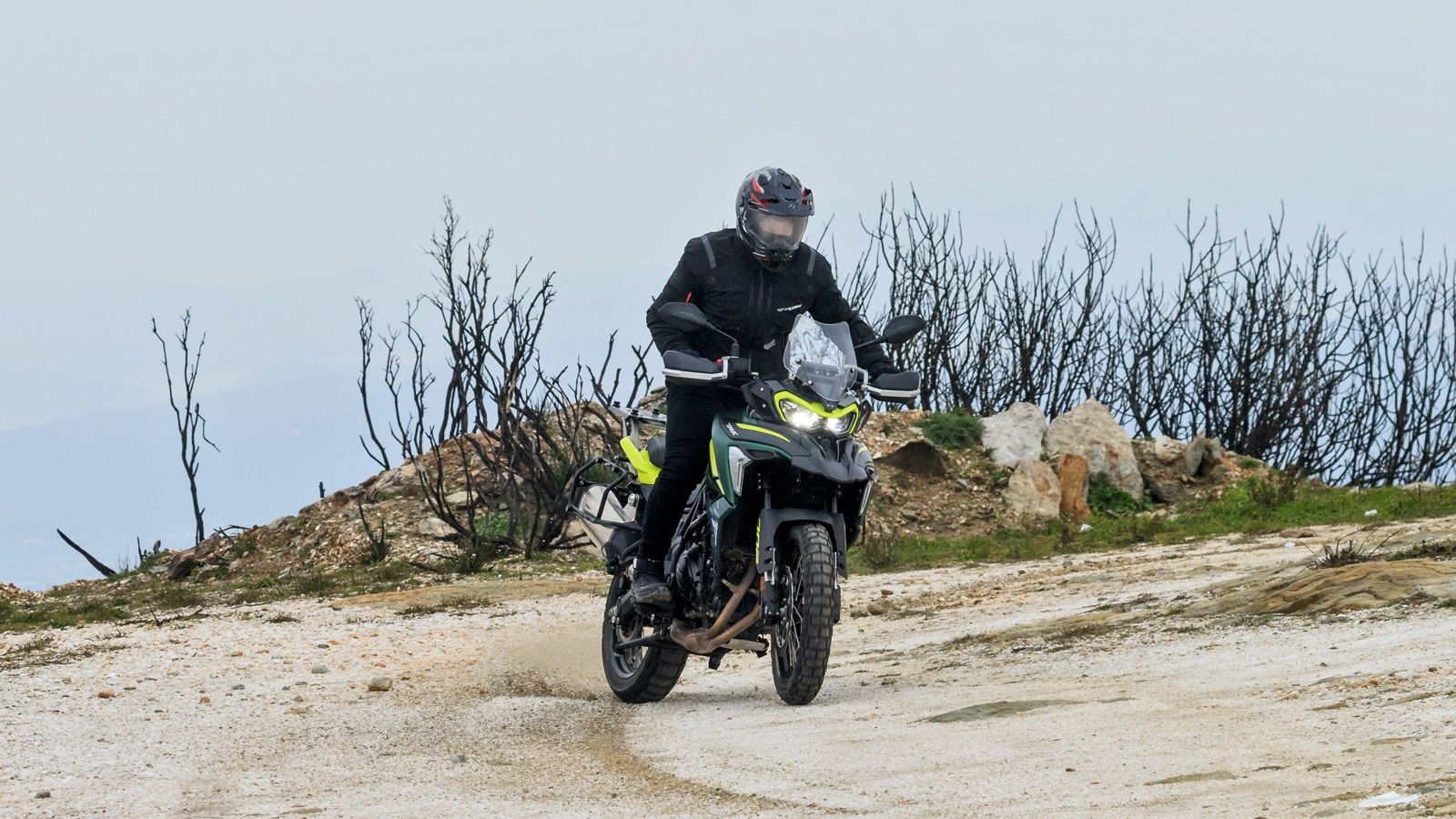 Δεν θα νιώσεις ποτέ ότι χρειάζεσαι κάτι παραπάνω για τις διελεύσεις που θα κάνεις σε βατούς χωματόδρομους, για τους οποίους προορίζεται η Benelli TRK 