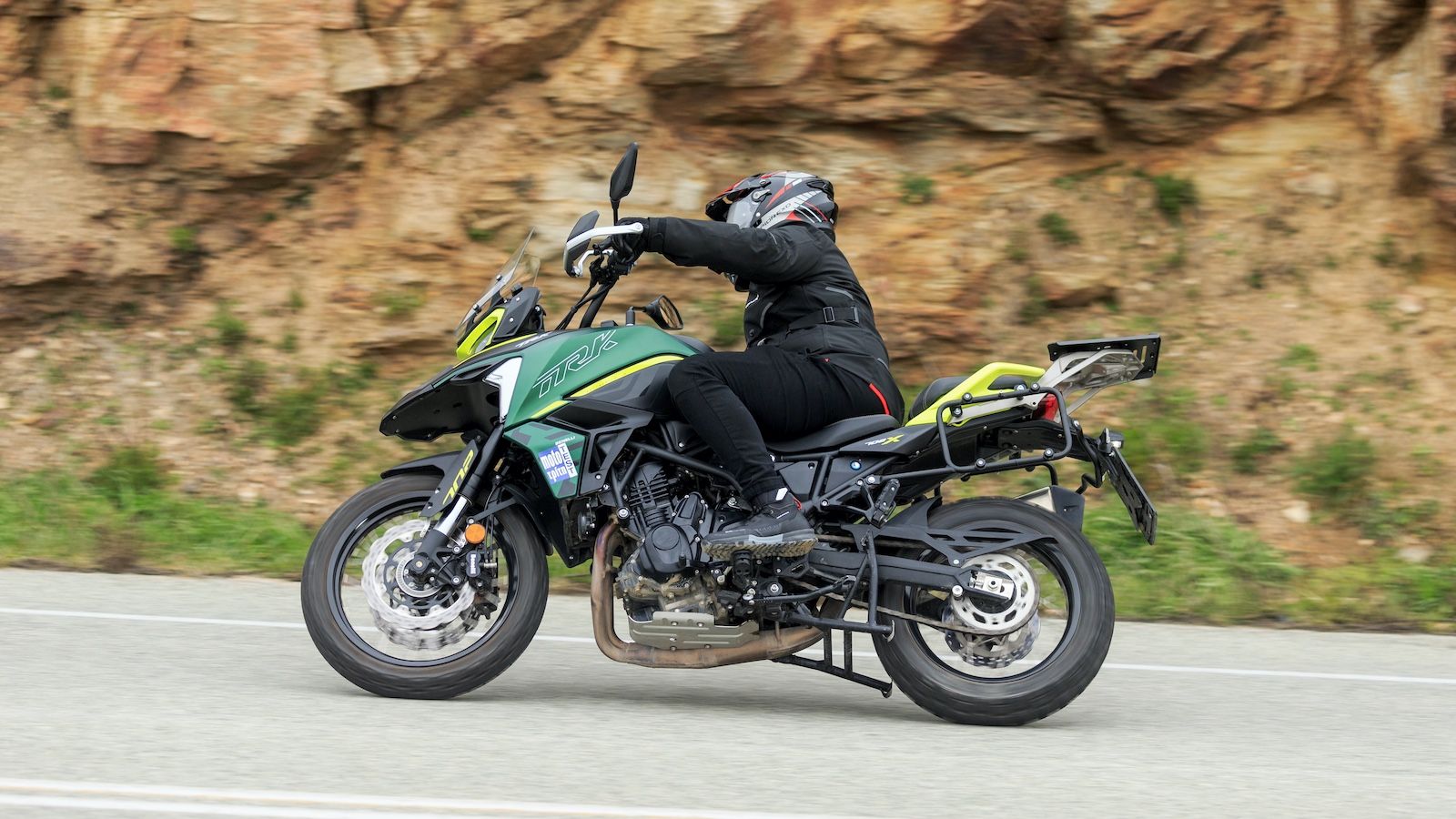 Σπορ οδήγηση και άνεση: καμία δεν θυσιάζεται στο βωμό της άλλης, αφού η Benelli TRK 702 X καταπίνει χιλιόμετρα με μεγάλλη ευκολία και προσφέρει διασκέ