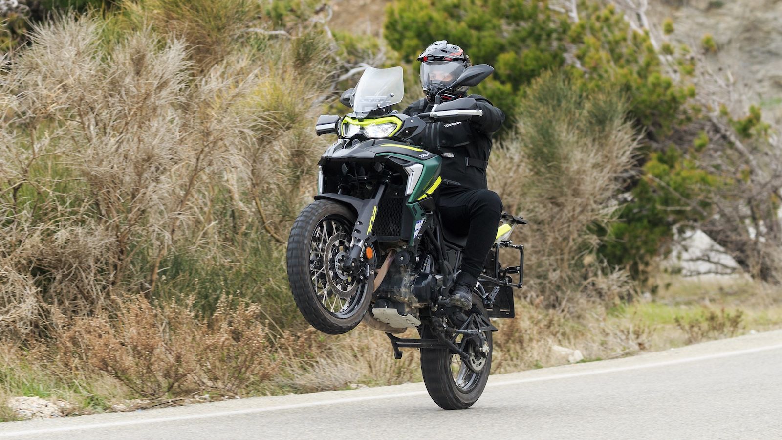 Μοτοσυκλέτα που οδηγείται με αξιώσεις και ...κέφι σε άσφαλτο και χώμα.