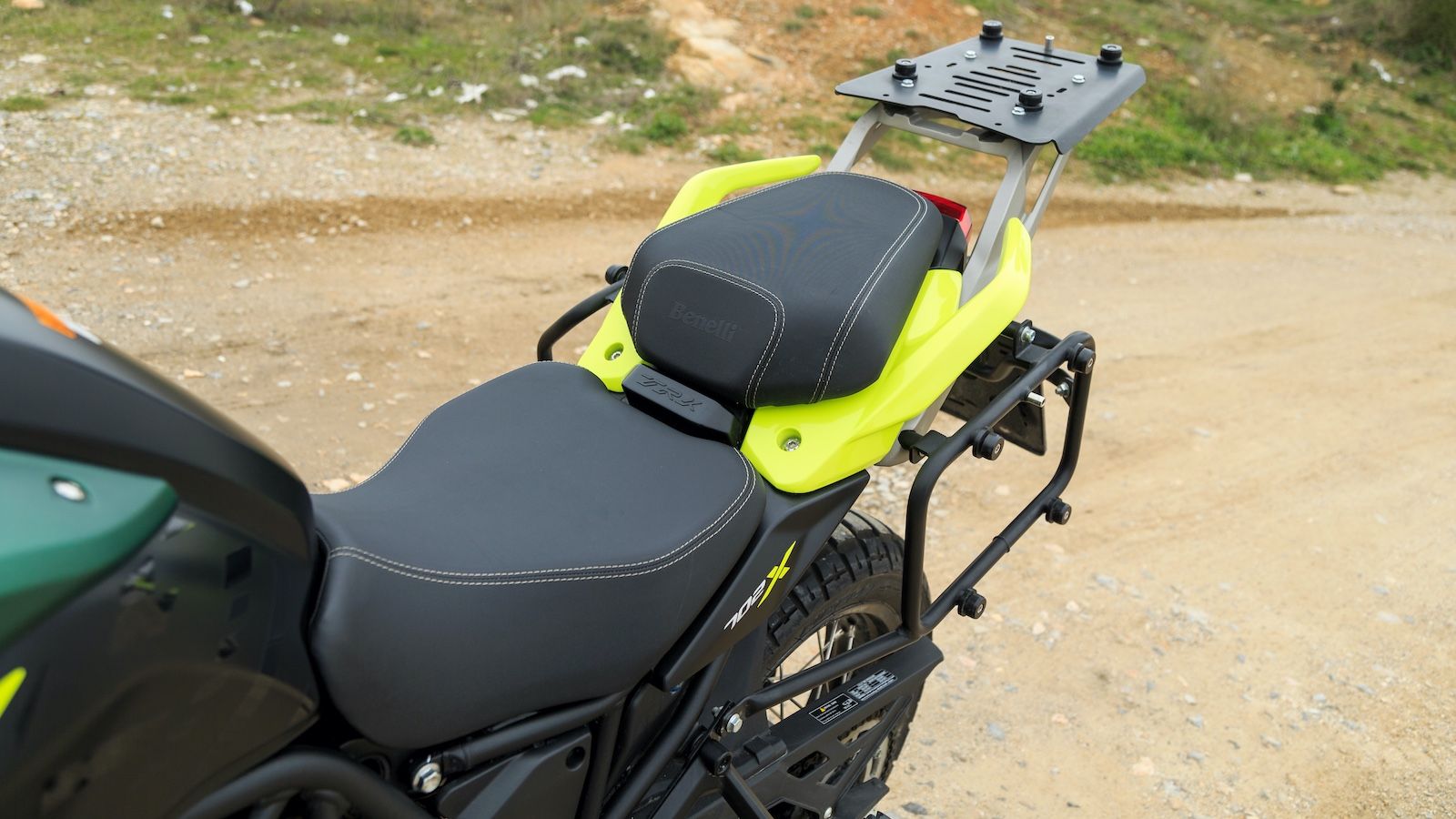 Η σέλα του βρίσκεται πιο χαμηλά από όσο περιμένεις, επιτρέποντας στα πόδια σου να αγκαλιάζουν το ρεζερβουάρ.