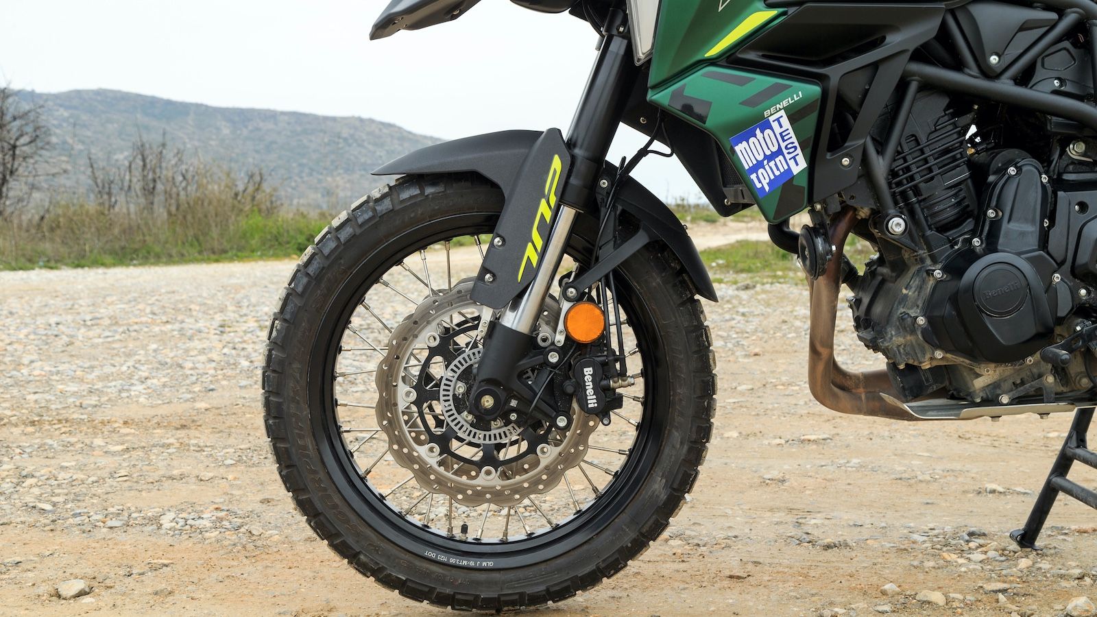 Τροχοί 19-17 ιντσών, ακτινωτές ζάντες και αυξημένες διαδρομές αναρτήσεων είναι οι βασικοί λόγοι που στέλνουν τη Benelli TRK 702X με αξιώσεις και στο χ