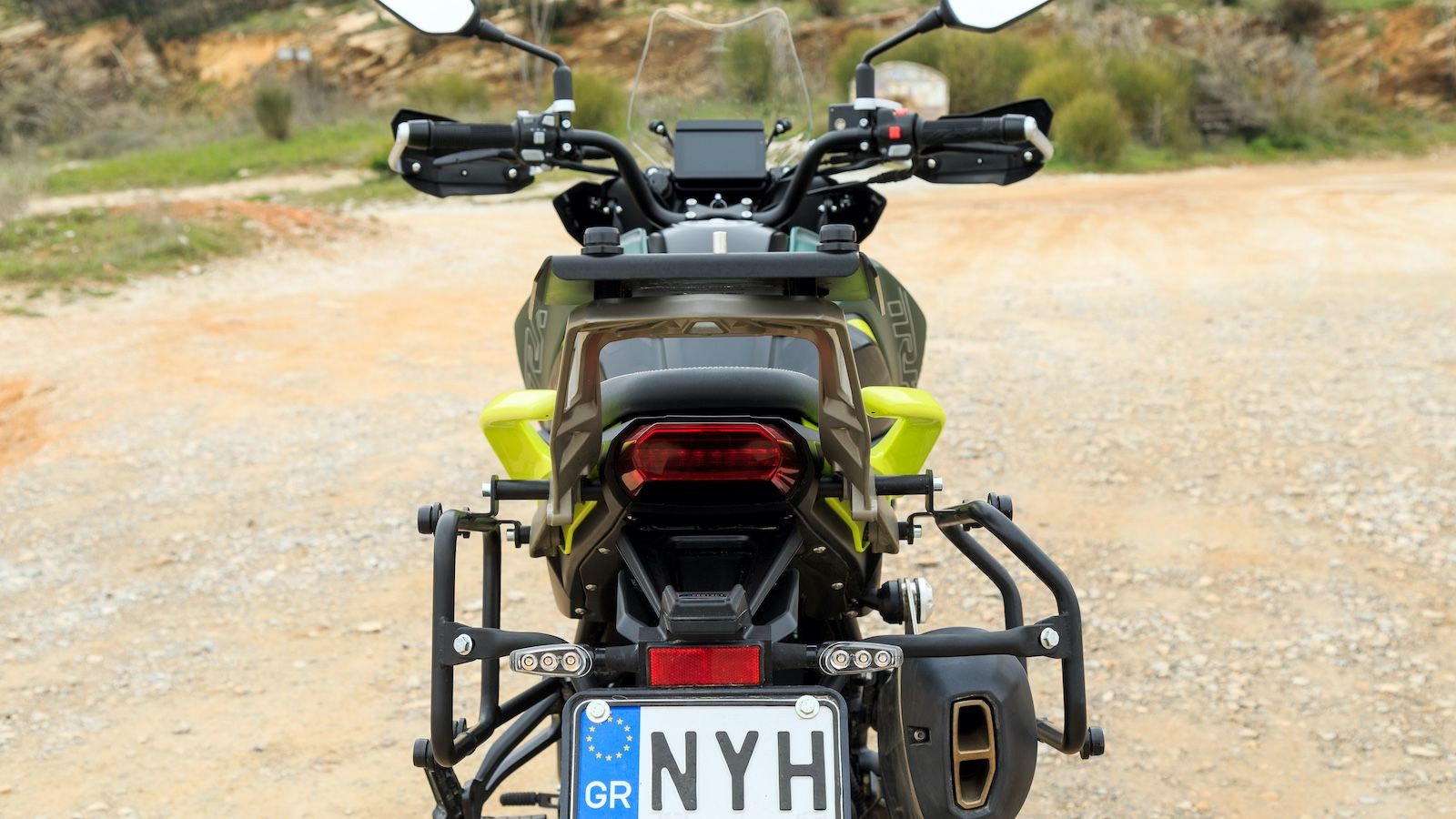 Η πίσω όψη. Διακρίνεται το «πιλοτήριο» με προεξέχον το μεγάλο τιμόνι.