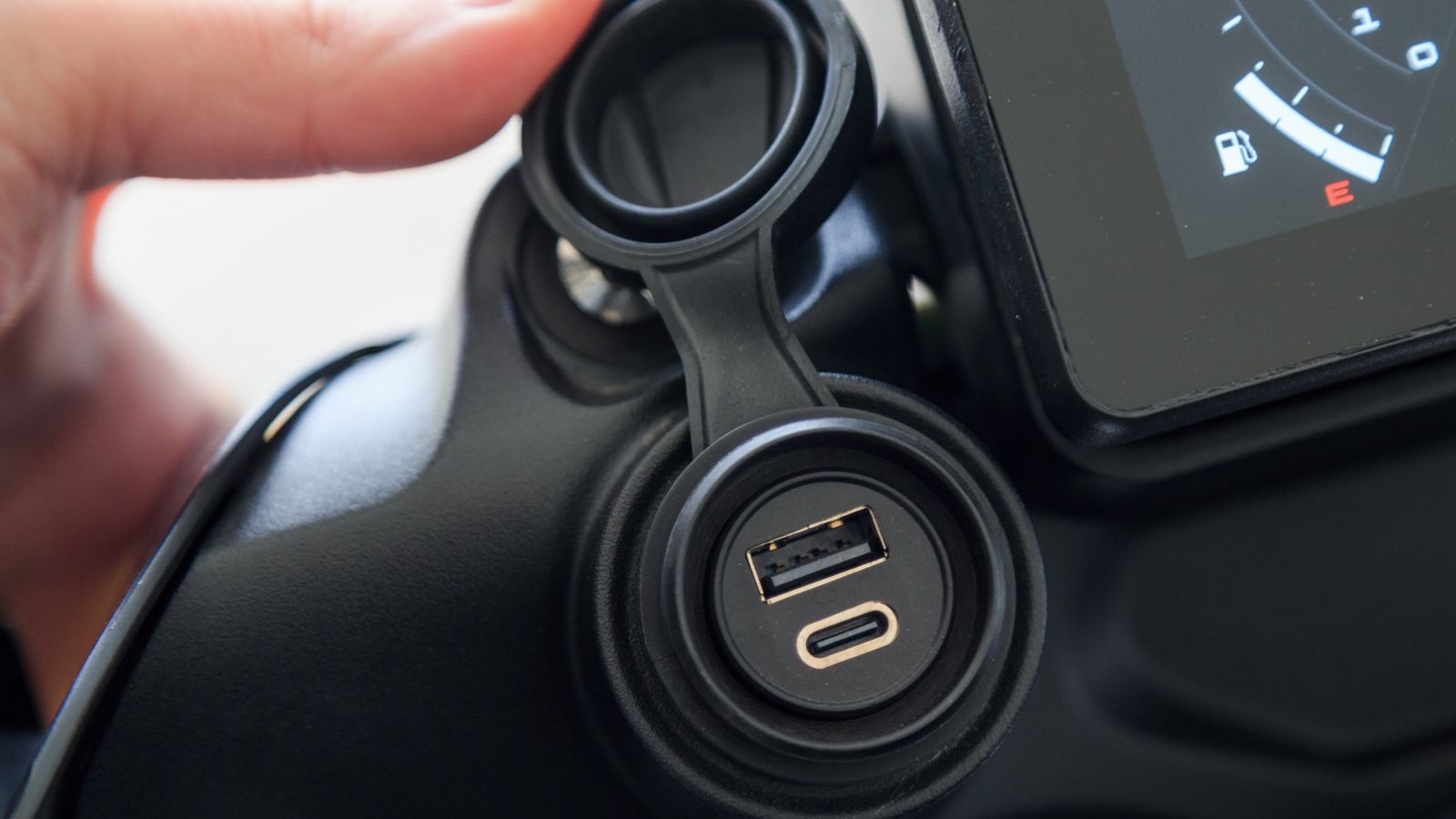 Διπλή θύρα φόρτισης USB-A και USB-C.