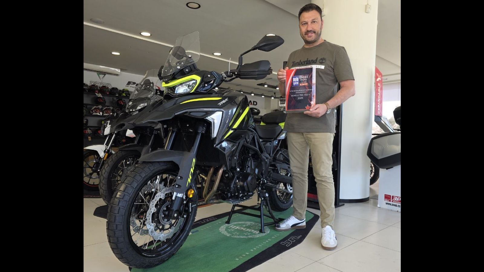 Το βραβείο παρέλαβε ο διευθυντής πωλήσεων της Motoway, κ. Κώστας Καμπράνης.