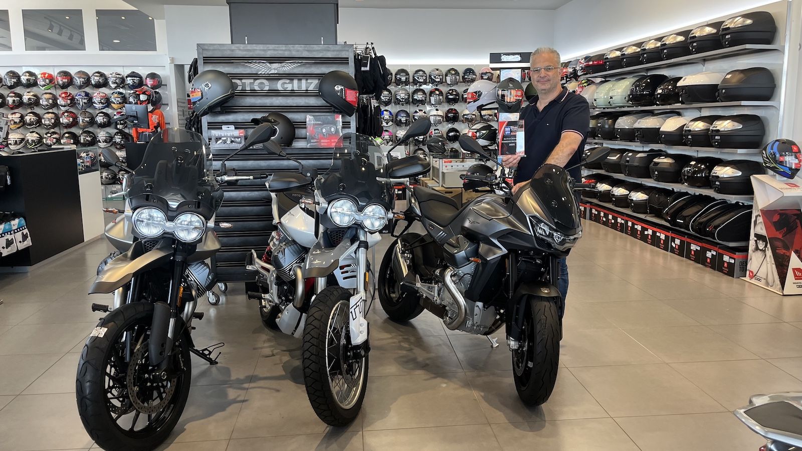 Η παρουσία της Moto Guzzi στην ελληνική αγορά υποστηρίζεται από συνεργάτες με εμπορική συνέπεια και προσανατολισμό στην εξυπηρέτηση.
