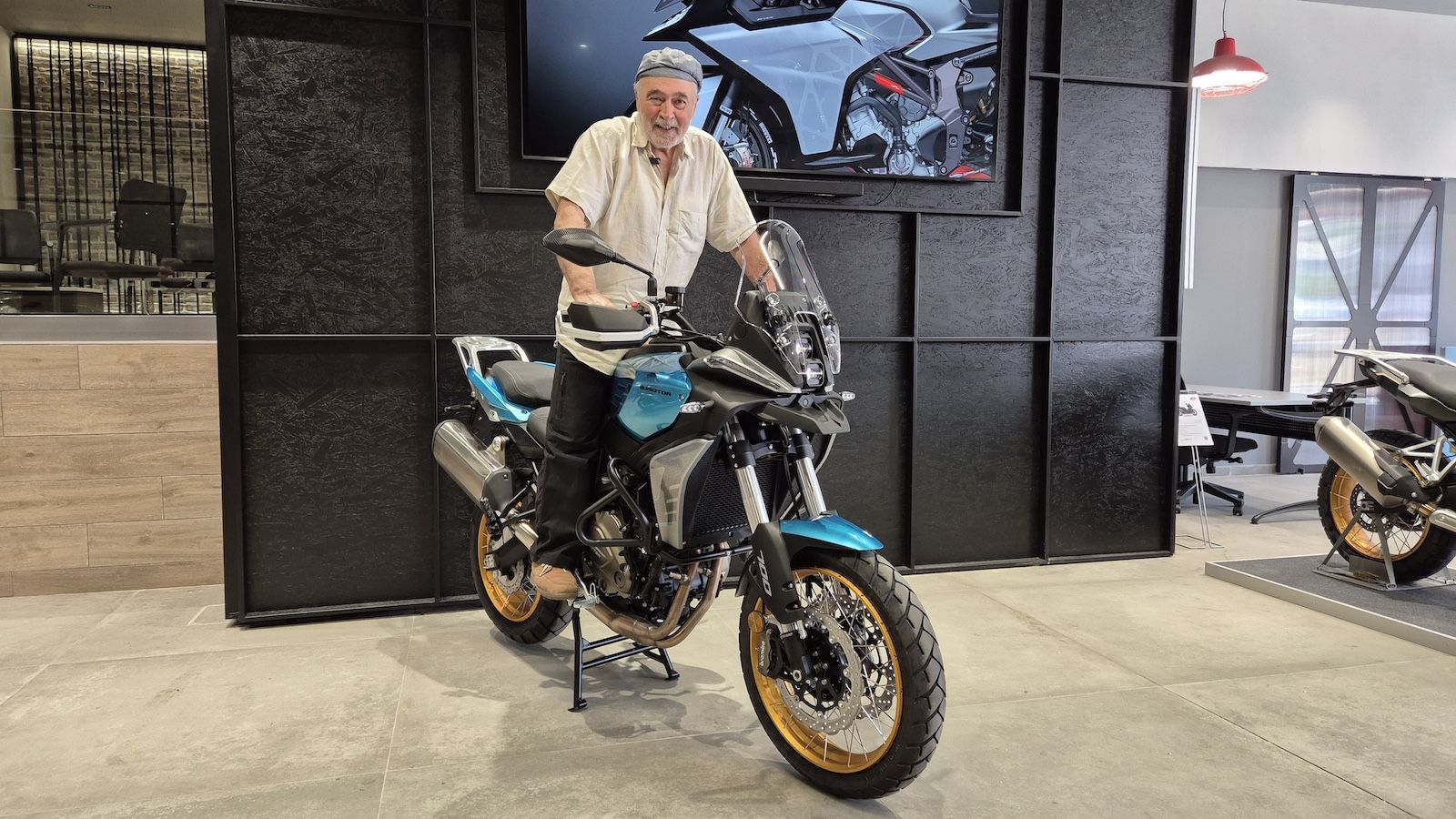 Ο κ. Μαλλιαρός παραλαμβάνει την QJMOTOR SRT 700SX.