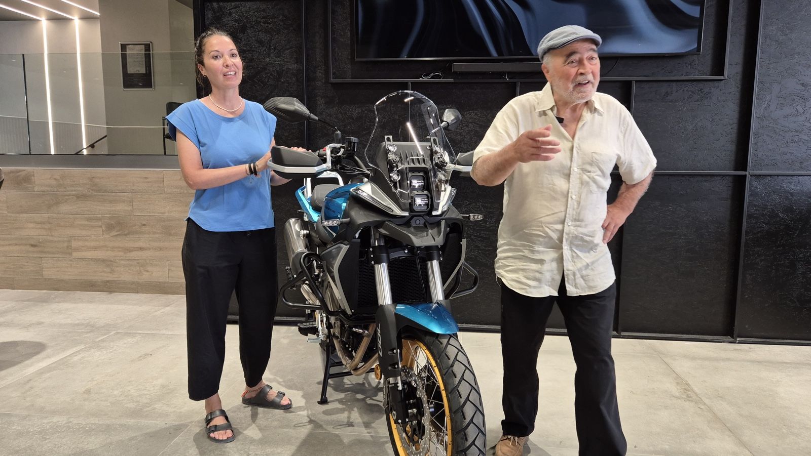 Η μοτοσυκλέτα προορίζεται και για τον ίδιο αλλά για την κόρη του, αναβάτρια μοτοσυκλέτας adventure.