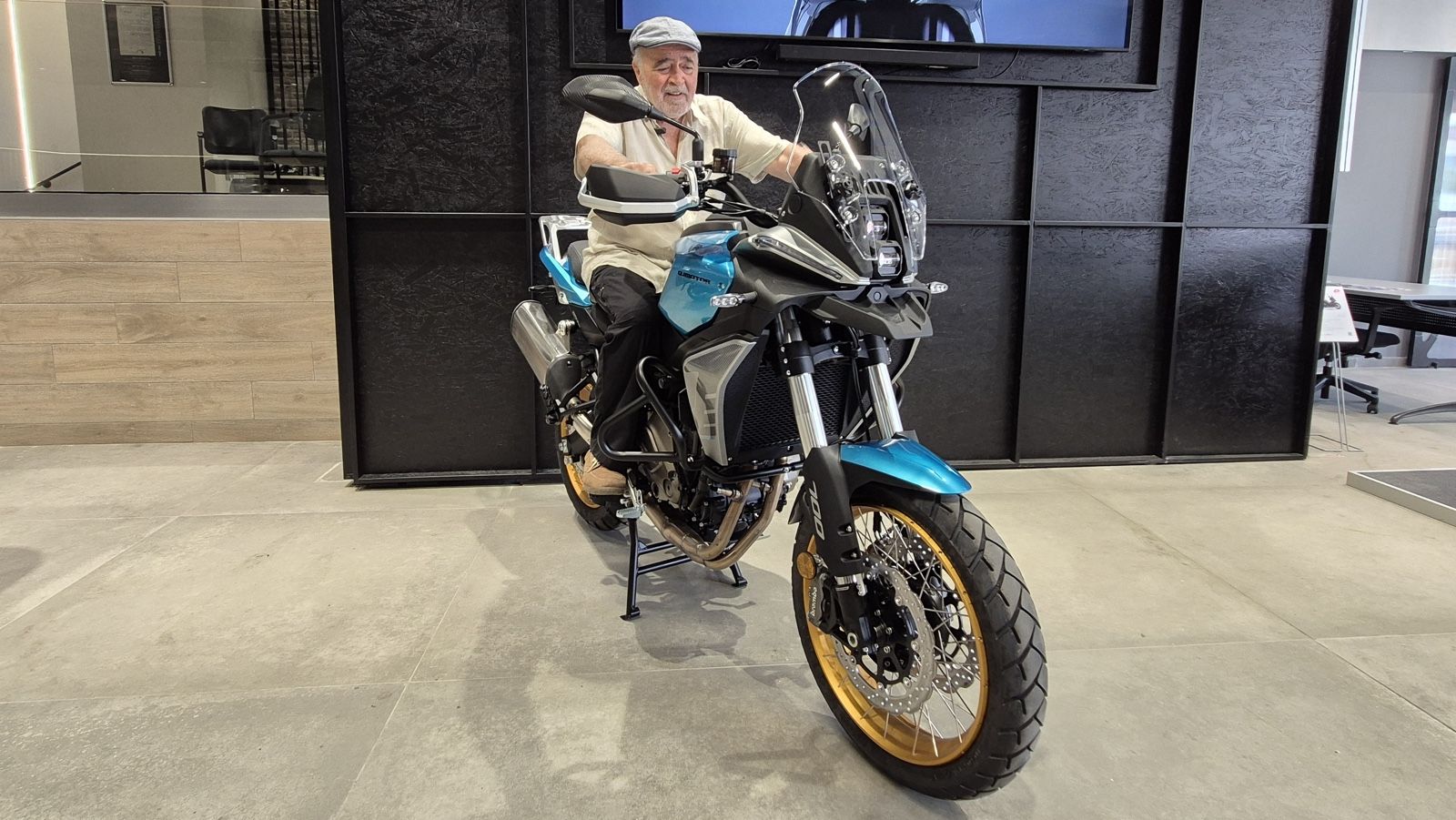 Χαρούμενος και ευγνώμων ο κ. Μαλλιαρός από Θεσσαλονίκη για τη νίκη του.