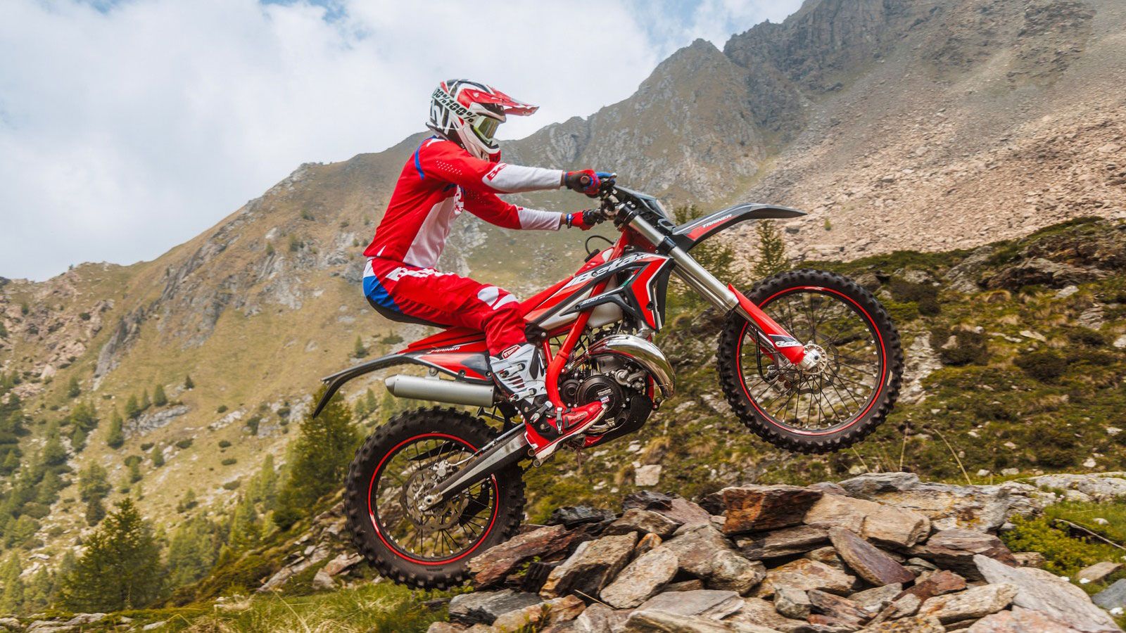 Για το 2026, η Beta παρουσιάζει την ανανεωμένη έκδοση του XTrainer, η οποία διατηρεί τη γνώριμη αισθητική με τη χρωματική ταυτότητα “Total Grey&