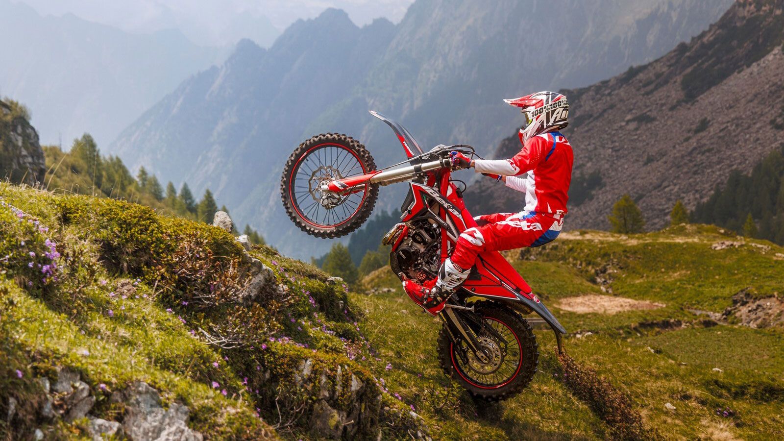 Το σημαντικότερο στοιχείο της νέας γενιάς αφορά την πλήρη αναβάθμιση του κινητήρα 250 2T, ο οποίος πλέον υιοθετεί διάταξη παρόμοια με του 300 κυβικών,