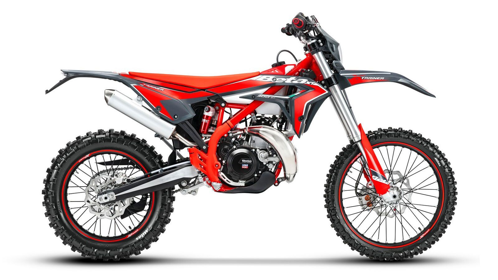 Τα φρένα προέρχονται από τη Nissin, με δίσκους 260mm μπροστά και 240mm πίσω, προσφέροντας σταθερή απόδοση.