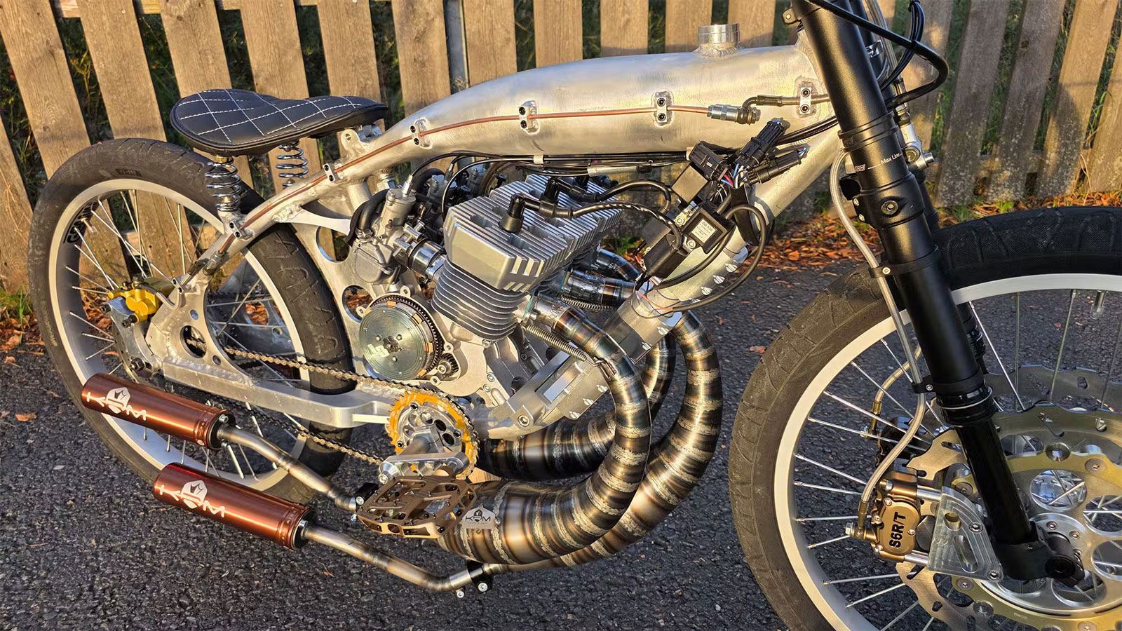 Σήμερα, οδηγεί Aprilia RSV4, όμως το μεράκι για χειροποίητες κατασκευές δεν τον εγκατέλειψε ποτέ. Στο δικό του εργαστήριο, που ονομάζει f84 engineerin