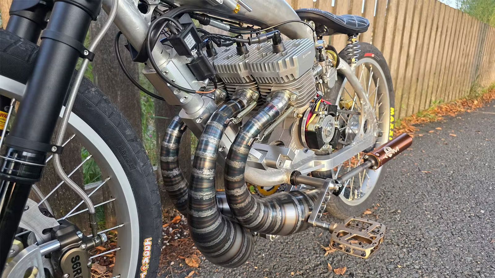 Ο Hauser συνέθεσε τον κινητήρα από τρία βοηθητικά μοτέρ Avenger 85, δημιουργώντας έναν αερόψυκτο τρίκυλινδρο 255 κ.εκ. που αποδίδει περίπου 25 ίππους 