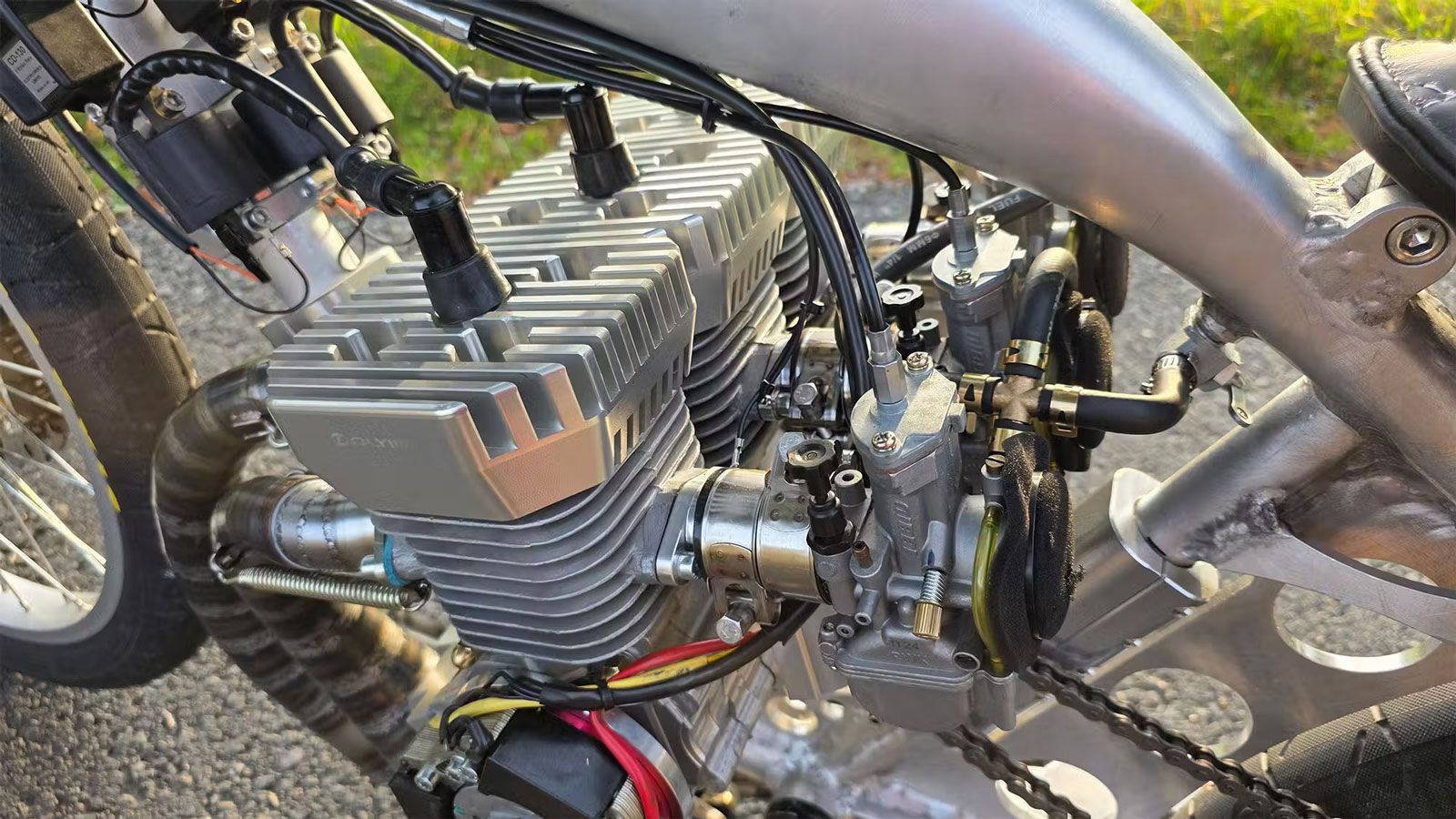  Τρία flat-slide καρμπυρατέρ Nibbi PWK των 24 χιλιοστών τροφοδοτούν τον κινητήρα, ενώ η εξάτμιση είναι custom 3-σε-3 με μικρά σιλανσιέ KRM.