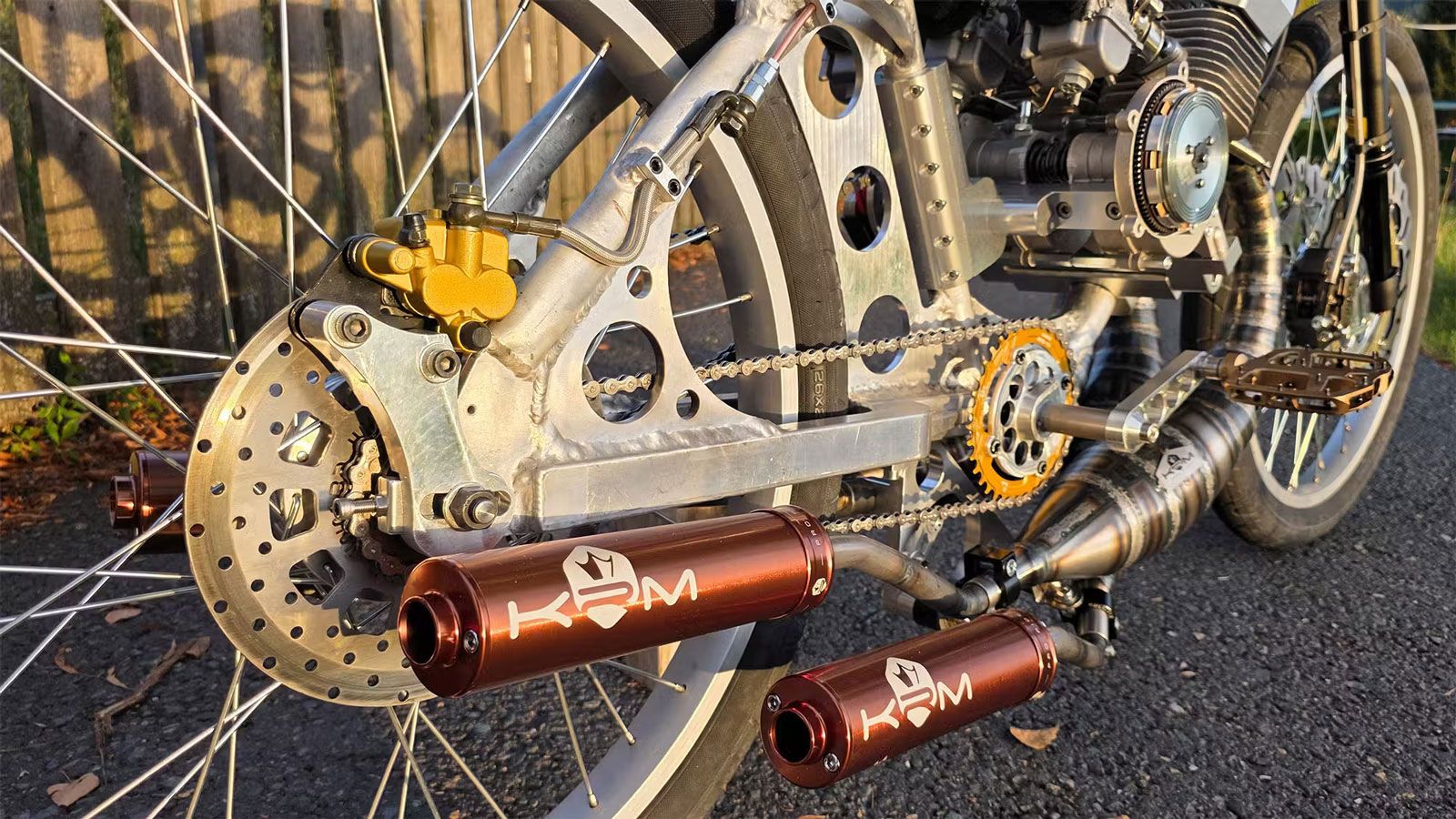 Η μετάδοση γίνεται μέσω ξηρού πολύδισκου συμπλέκτη τριών δίσκων χωρίς κιβώτιο, με αποτέλεσμα το παπάκι να πιάνει 80–100 km/h ανάλογα με τη σχέση