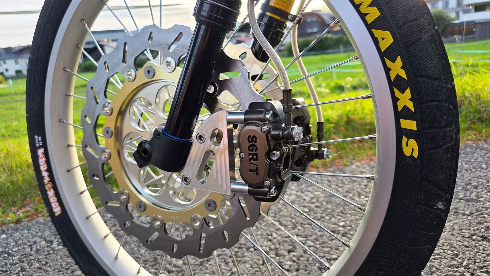 Τα φρένα είναι εντυπωσιακά: τρεις δίσκοι, εκ των οποίων οι δύο εμπρός έχουν διάμετρο 320 χιλιοστά με τετραπίστονες δαγκάνες, δανεισμένοι από αξεσουάρ 