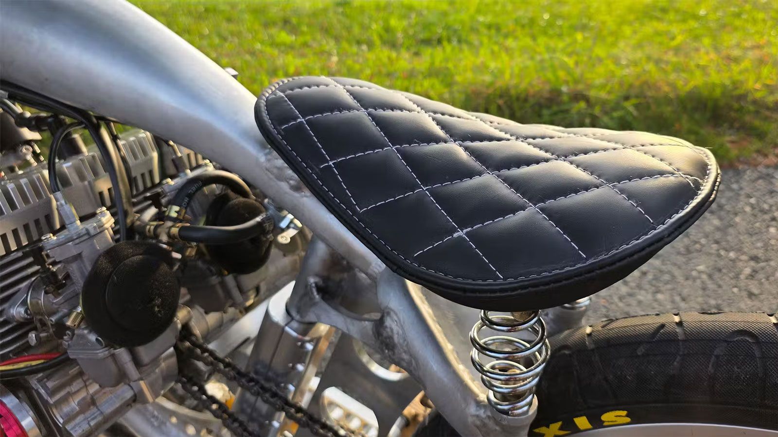 Το πλαίσιο είναι χειροποίητο από αλουμίνιο, με ρεζερβουάρ 3–4 λίτρων ενσωματωμένο στο άνω σωλήνα. Στο μπροστινό μέρος υπάρχει κοντύτερο ανεστραμ