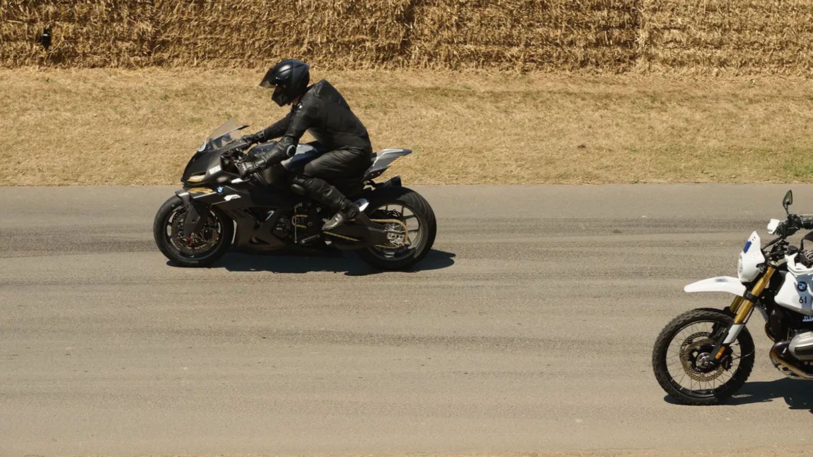 Ένα σώμα που θυμίζει best-of album της superbike σχεδίασης, με ανανεωμένα «βράγχια», τεράστιο κάτω φέρινγκ που σχεδόν ακουμπά τον πίσω τροχό και παντο