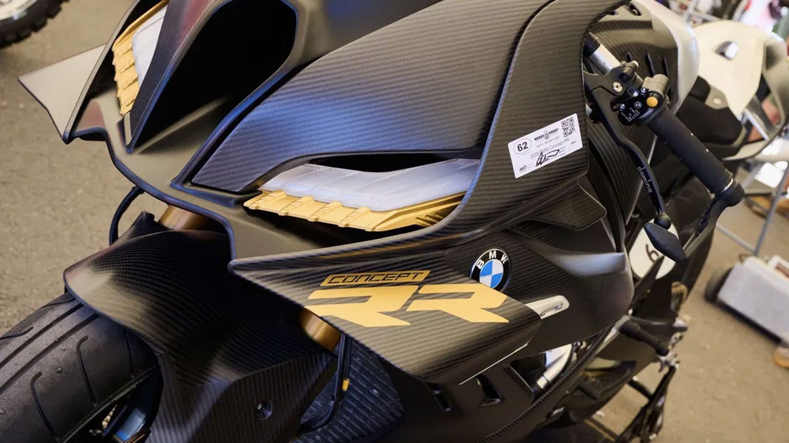 Στο μπροστινό μέρος ξεχωρίζουν τα ενσωματωμένα αεροδυναμικά φτερά, που δεν είναι απλά εξαρτήματα κολλημένα στο πλάι. Έχουν σχεδιαστεί ως συνέχεια του 