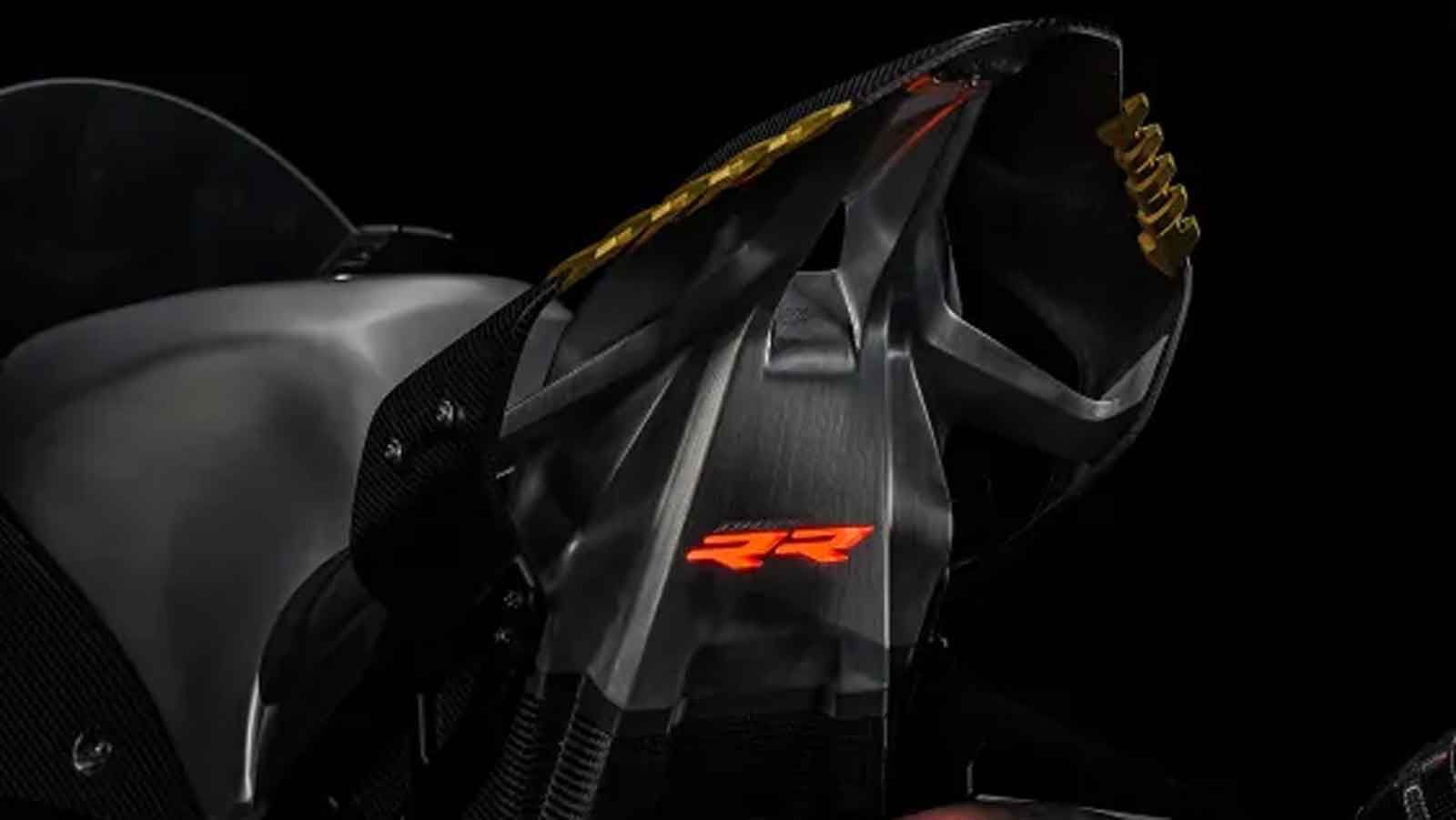 Η ουρά είναι κατασκευασμένη από αλουμίνιο, με φωτιζόμενο λογότυπο RR αντί για παραδοσιακό πίσω φανάρι