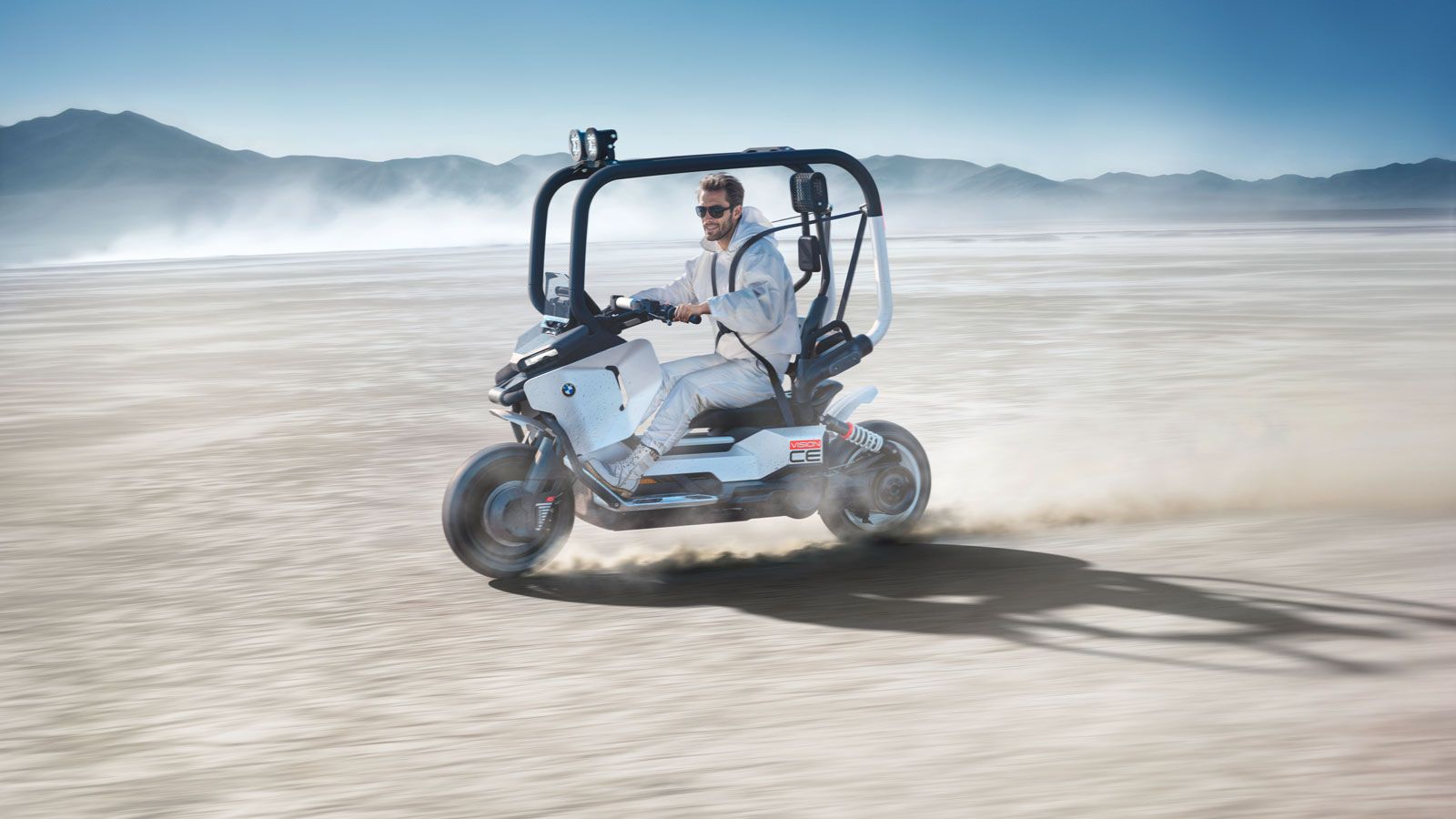 Ο σχεδιασμός του είναι εξίσου προκλητικός: ογκώδης εμπρός όψη, μεγάλο μεταξόνιο και μαρσπιέ σε εμπρόσθια θέση, που δίνουν στον αναβάτη χαλαρή και ξεκο