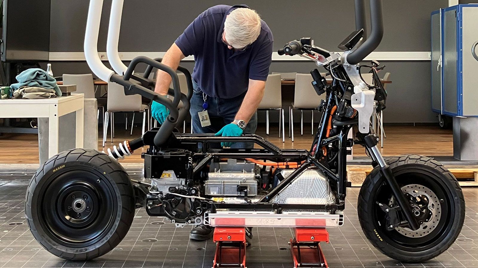 Η BMW εξελίσσει τον κλωβό ασφαλείας σε πιο κομψή, τεχνολογικά προηγμένη μορφή, δίνοντας στους αναβάτες τη δυνατότητα να ζήσουν μια διαφορετική εμπειρί