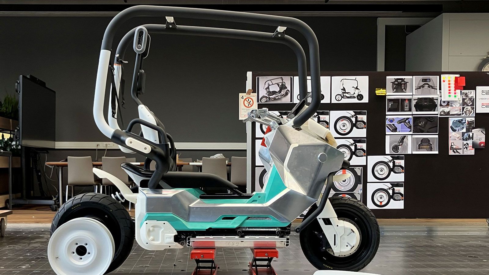 Η επόμενη μεγάλη καινοτομία είναι η τεχνολογία αυτόματης ισορροπίας. Το Vision CE μπορεί να στέκεται όρθιο μόνο του, προσφέροντας μια πιο «αυτοκινητάδ