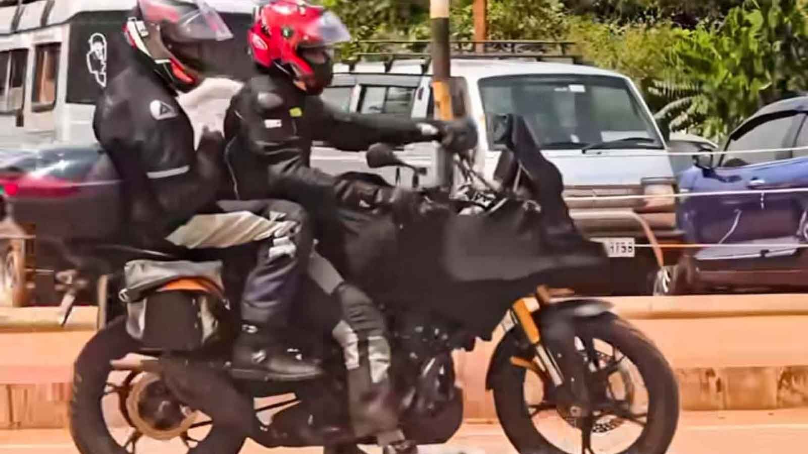 Tα δοκιμαστικά μοντέλα φαίνονται με ζάντες αλουμινίου 19 ιντσών μπροστά και 17 ιντσών πίσω