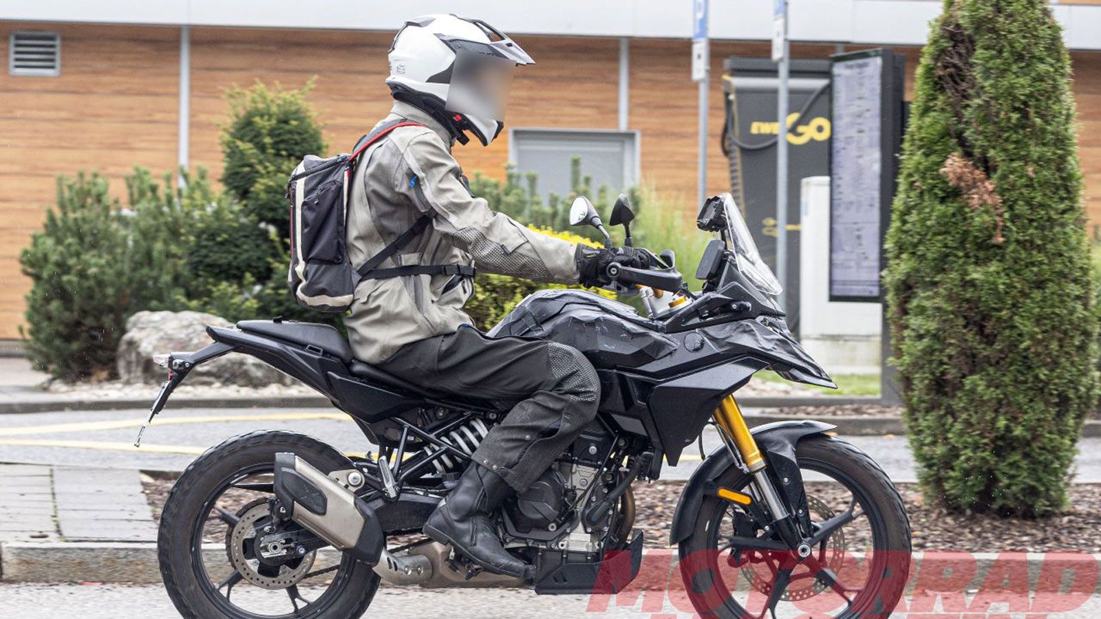 Η σχεδίασή της αντλεί εμφανώς επιρροές από την R 1300 GS, με ρύγχος στο μπροστινό μέρος, ανεστραμμένα πιρούνια με χρυσό φινίρισμα, μεγάλη ζελατίνα και