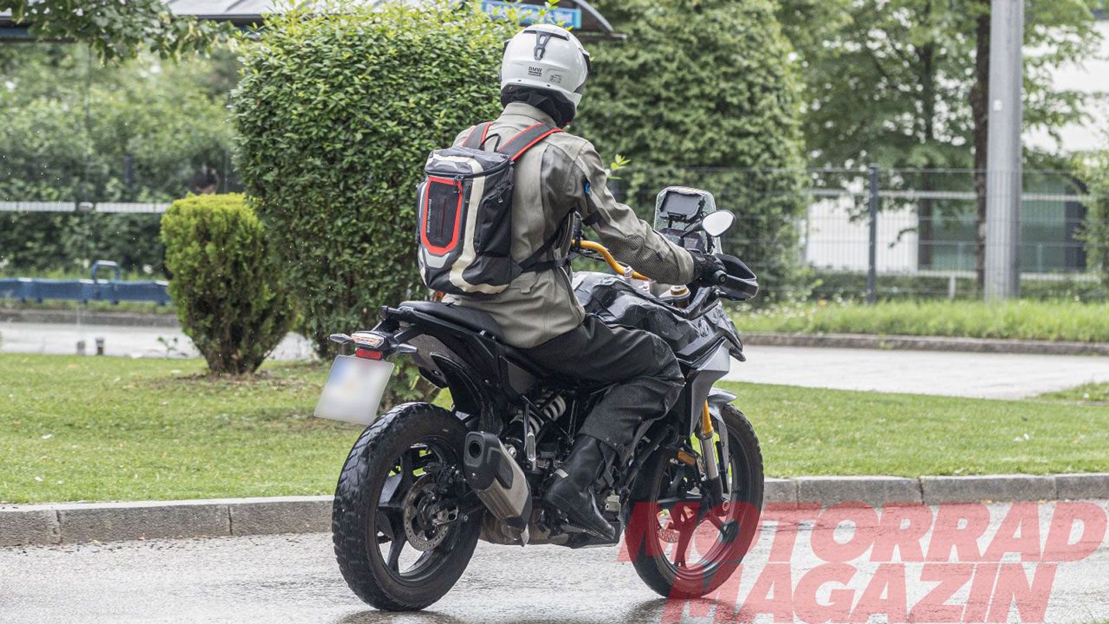 Αντί για την ψηλά τοποθετημένη εξάτμιση του πρωτότυπου, η έκδοση παραγωγής χρησιμοποιεί ένα πιο συμβατικό ανοδικό τελικό.