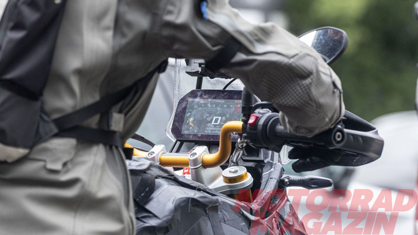 Στο τεχνολογικό πακέτο περιλαμβάνεται πλήρης έγχρωμη οθόνη TFT με δυνατότητα Bluetooth, μέσω της οποίας ο αναβάτης μπορεί να συνδεθεί με το smartphone