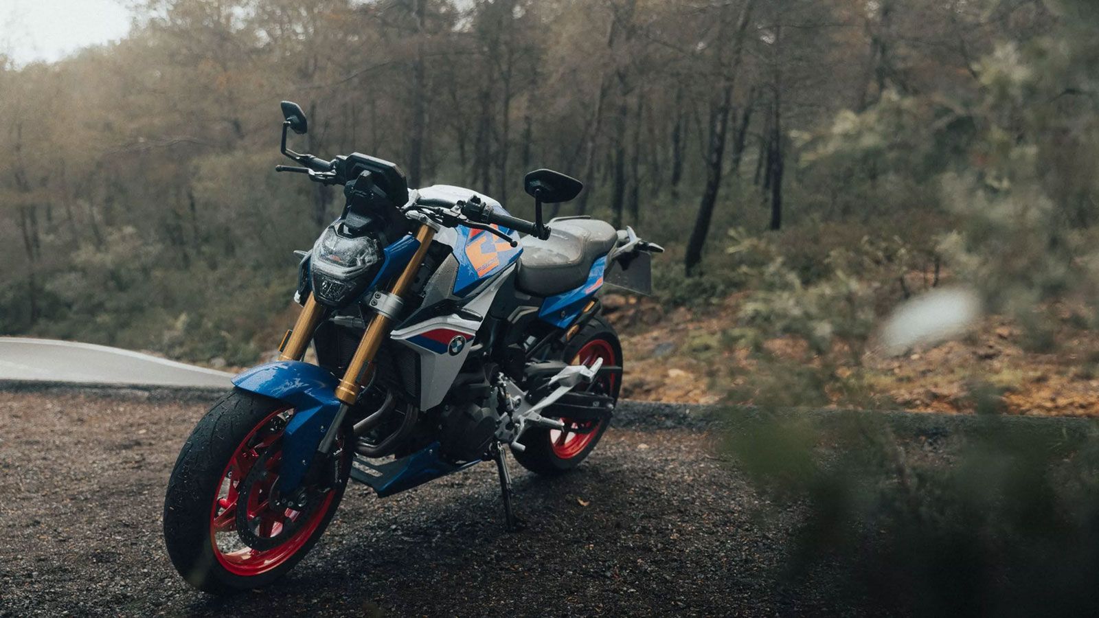 Κάτω από το ρεζερβουάρ βρίσκεται ο υδρόψυκτος δικύλινδρος κινητήρας 895 κ.εκ., με δύο εκκεντροφόρους επικεφαλής. Αποδίδει 105 ίππους στις 8.500 σ.α.λ.