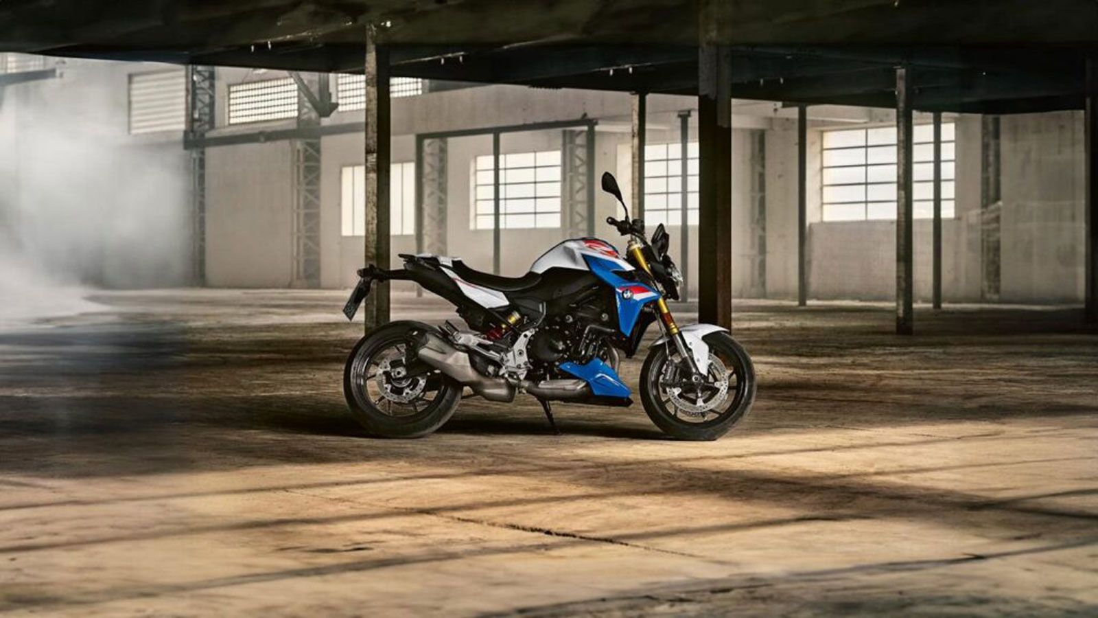 Η BMW F 900 R εκφράζει απόλυτα τη φιλοσοφία του «Dynamic Roadster» της BMW Motorrad, αποτελώντας μια μοτοσυκλέτα που συνδυάζει ακρίβεια, δύναμη και αν