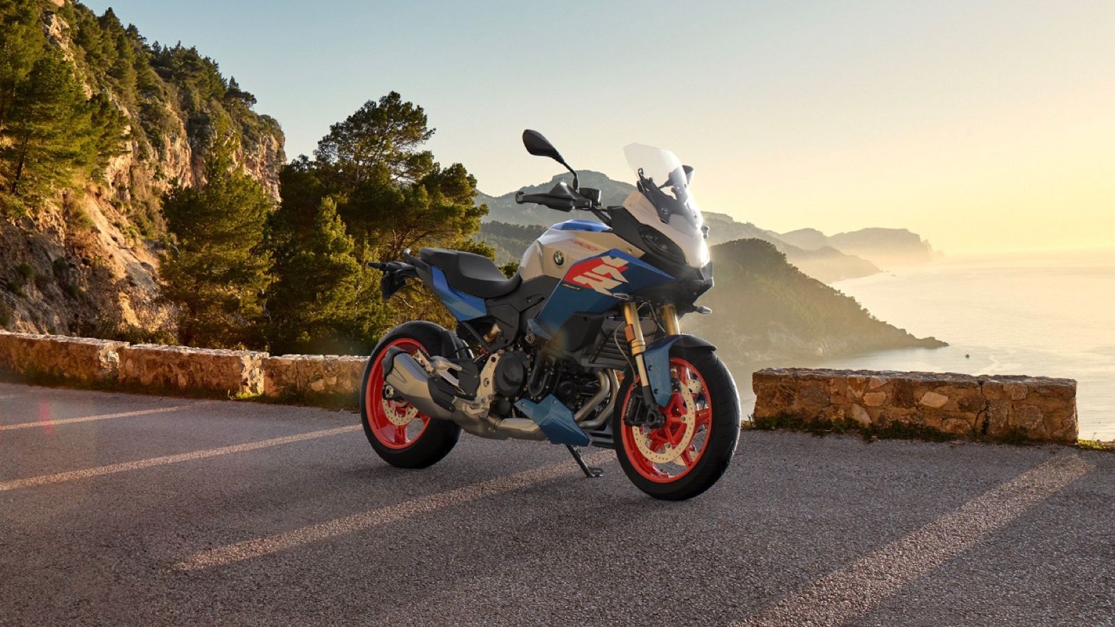 Η BMW F900XR του 2025 έχει υποστεί μείωση βάρους κατά 3 κιλά σε σχέση με το προηγούμενο μοντέλο, με αποτέλεσμα η μοτοσυκλέτα να ζυγίζει πλέον 219 κιλά